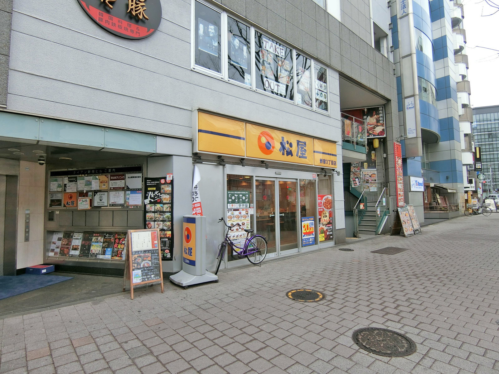 付近には飲食店が充実