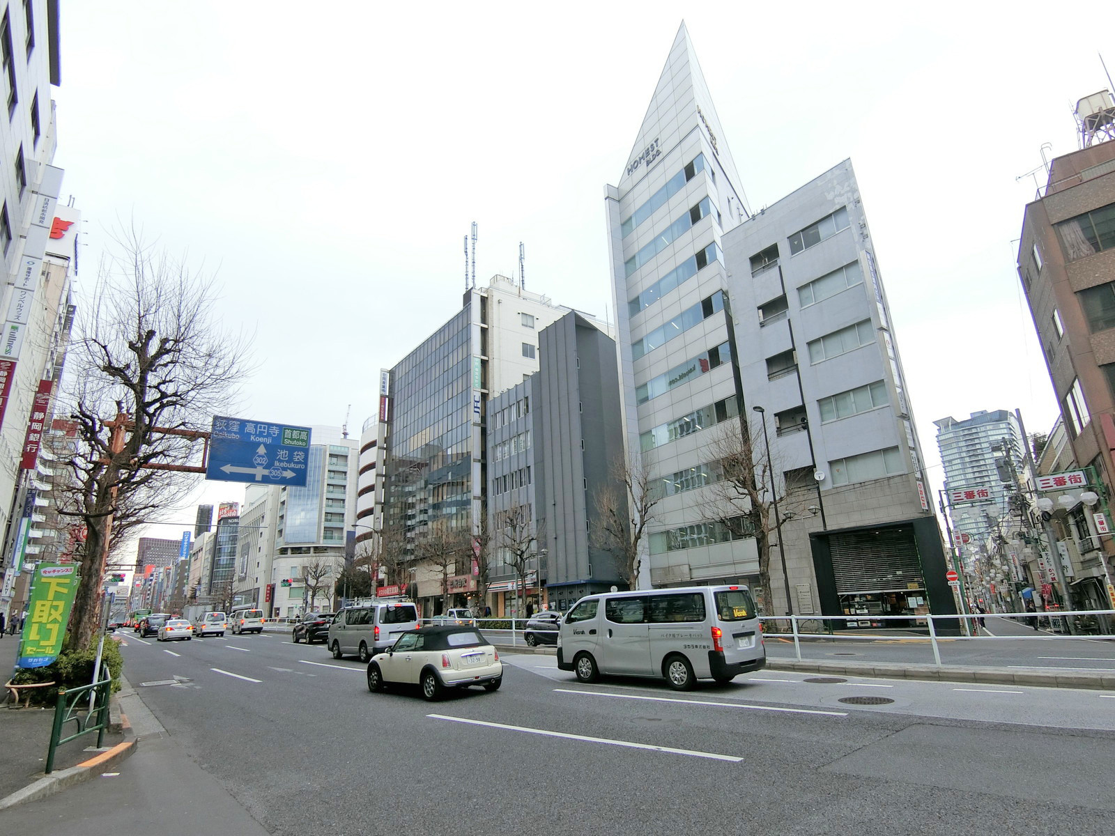 靖国通り沿いに立地