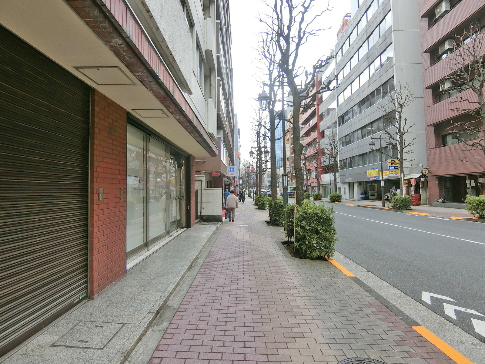 オリエント新宿前面の通り