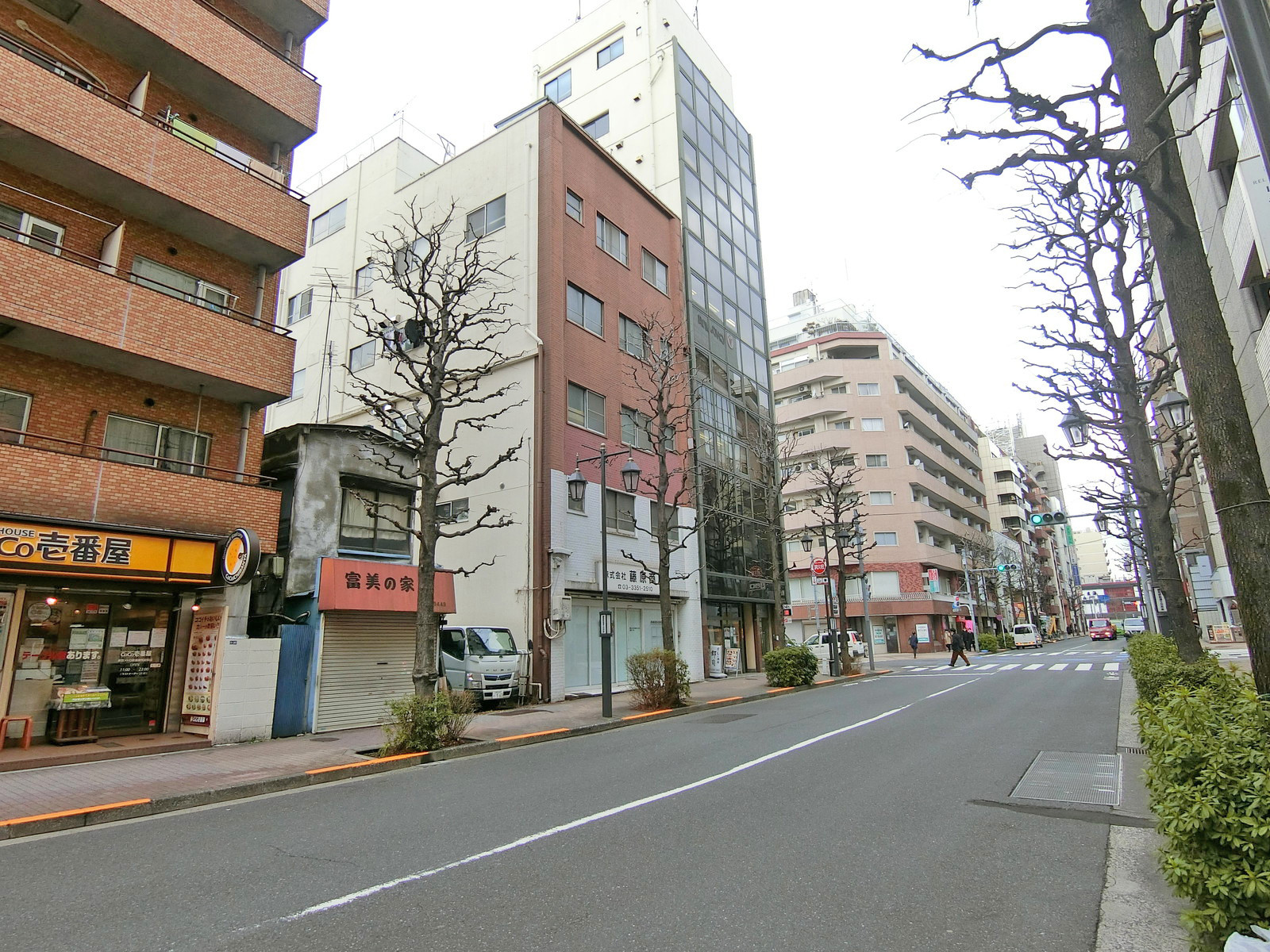 周辺はオフィスや店舗が多いエリア