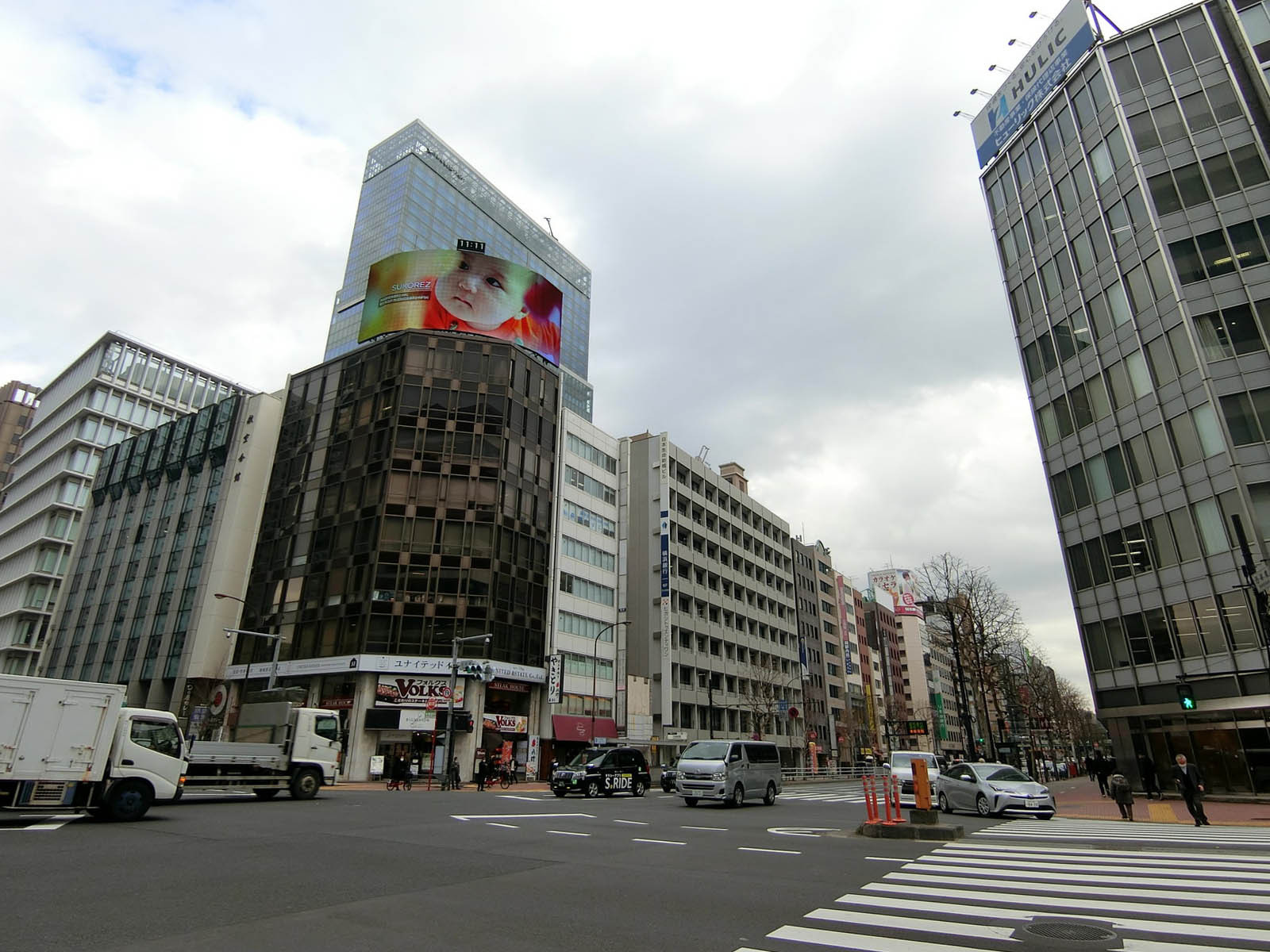 銀泉西新橋ビル前面の西新橋交差点