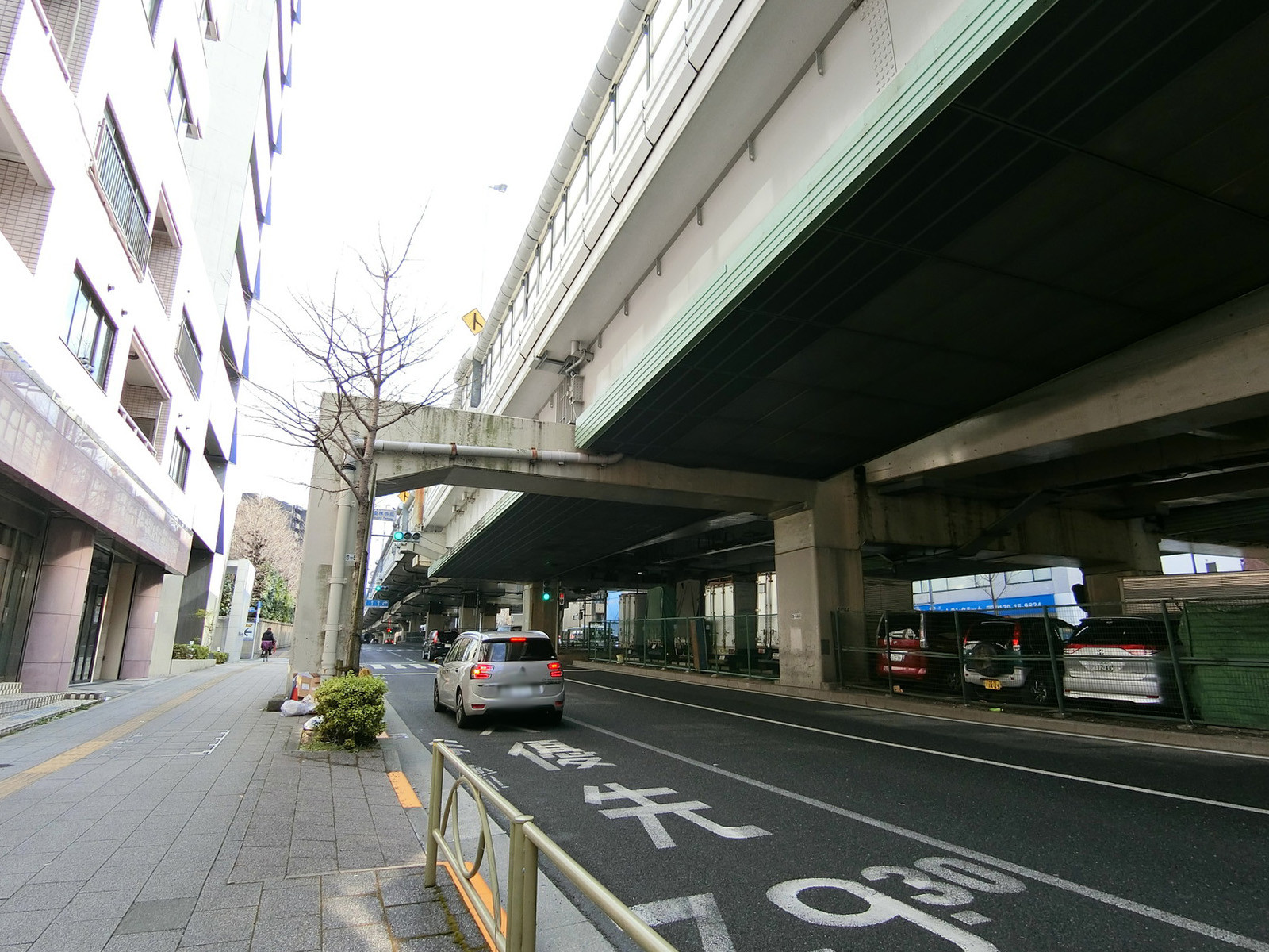 オフィスビル前面の川越街道