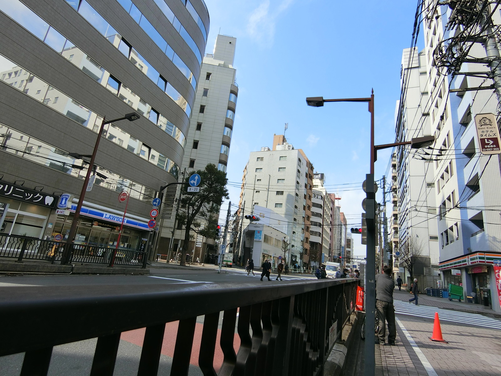 ウエストワンビル前面の通り