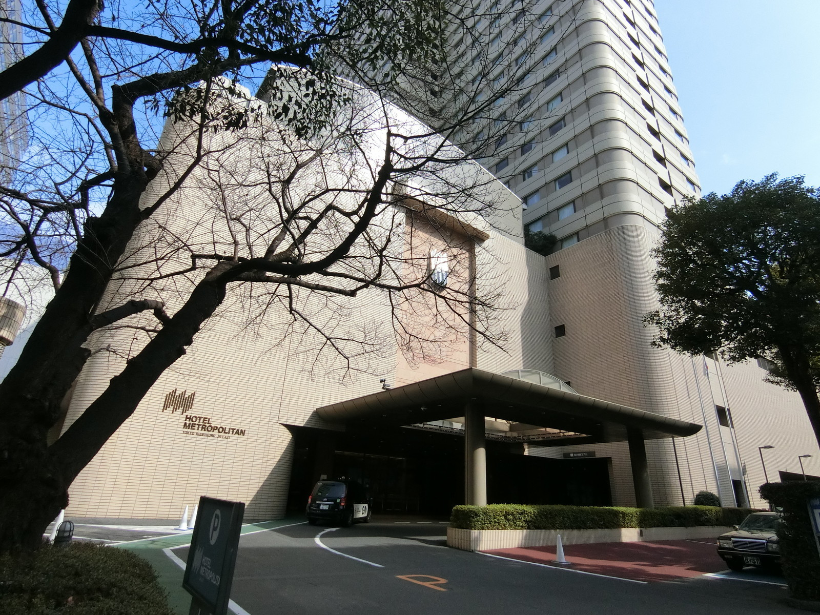 徒歩2分のメトロポリタンホテル