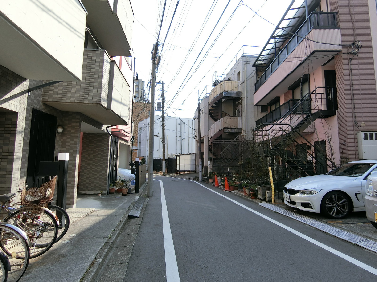 岡田ビル前面の通り
