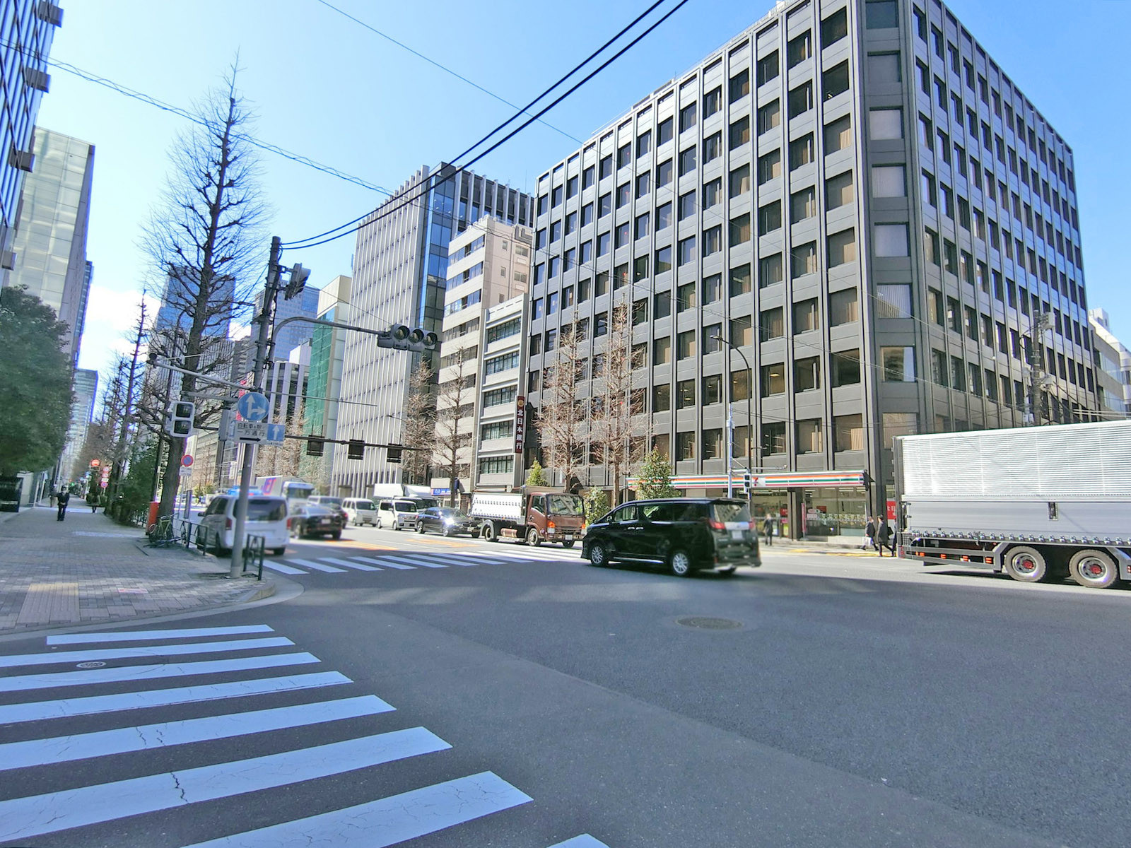 ビル前の本郷通り