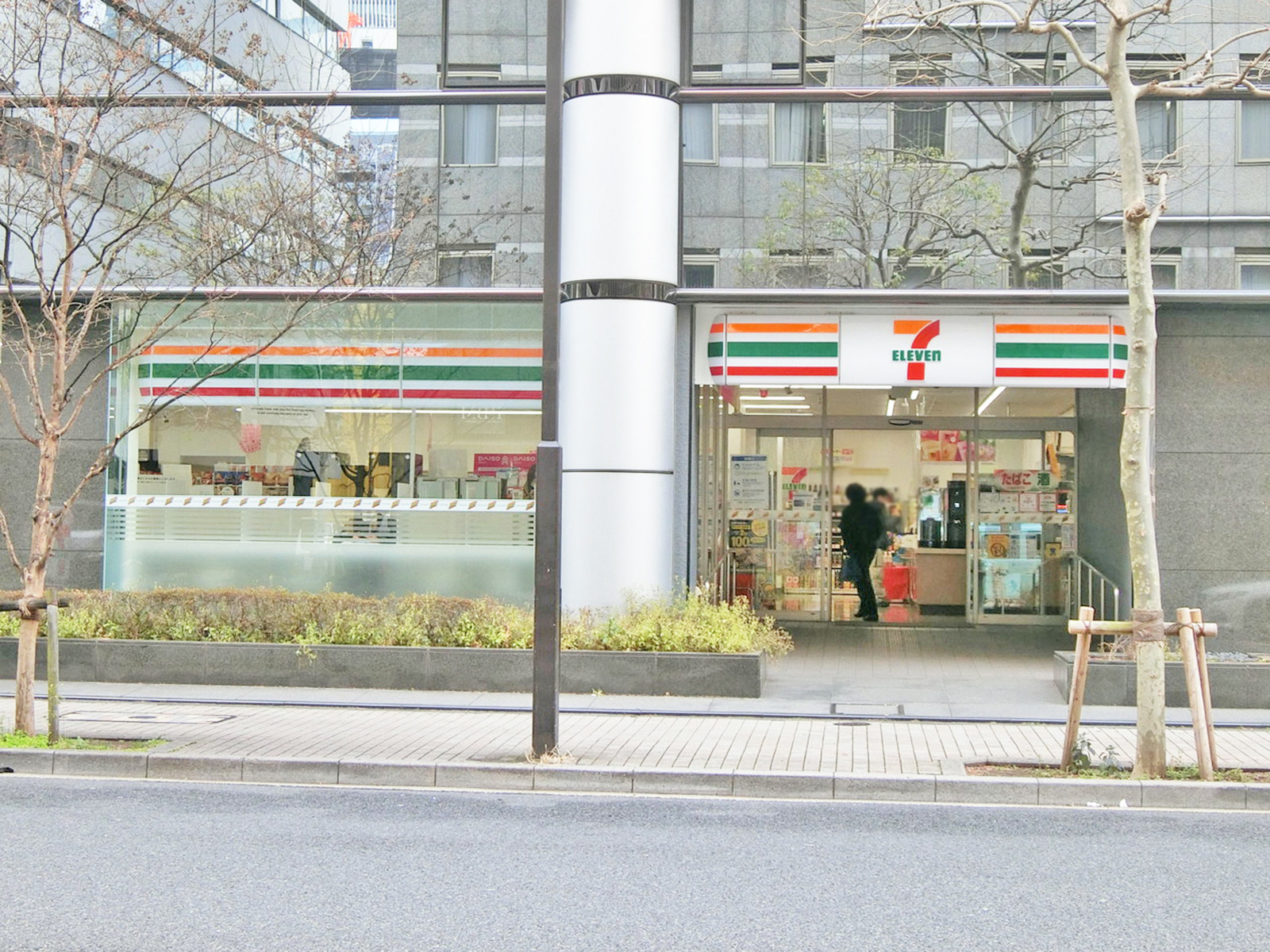 裏方にあるセブン-イレブン