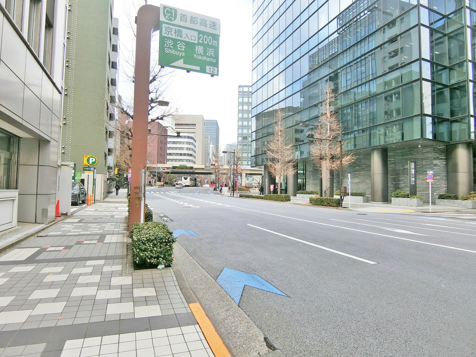 SC新京橋ビル前面の鍛冶橋通り