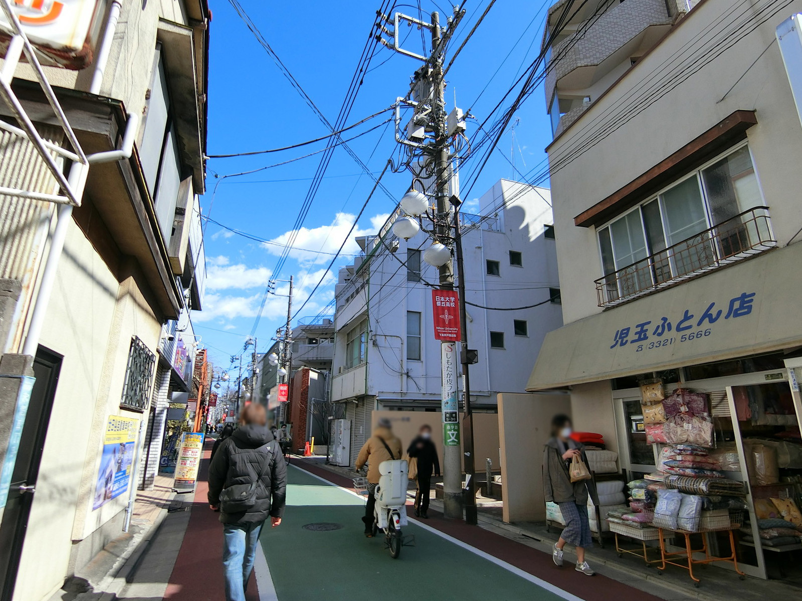 玲光ビル前面の通り