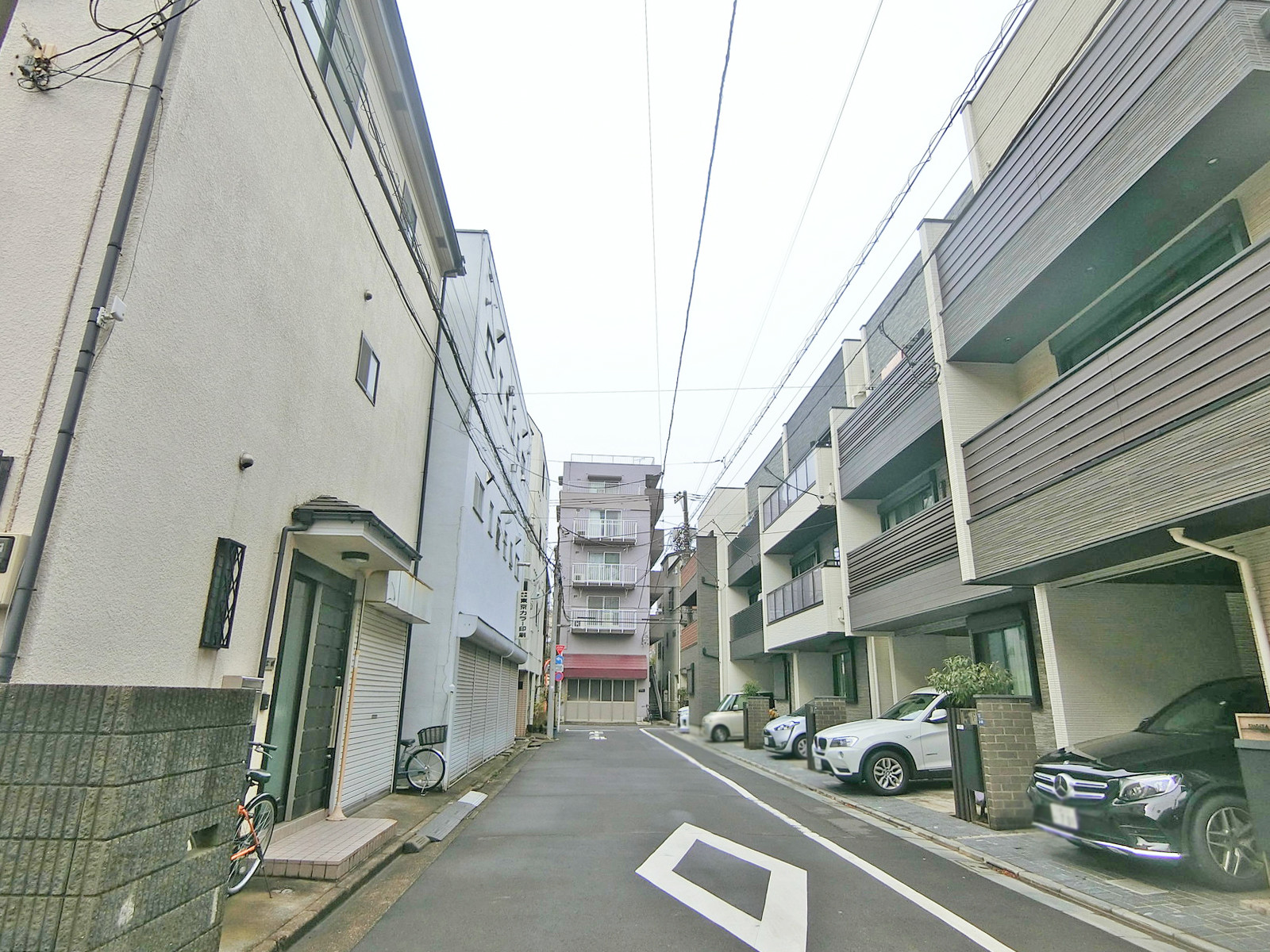 周辺は住宅街