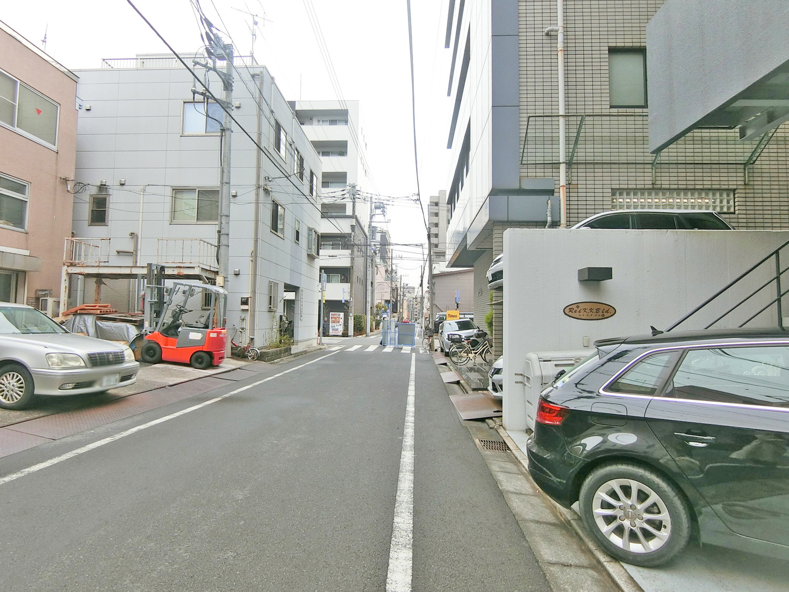 レイKKビル前面の通り
