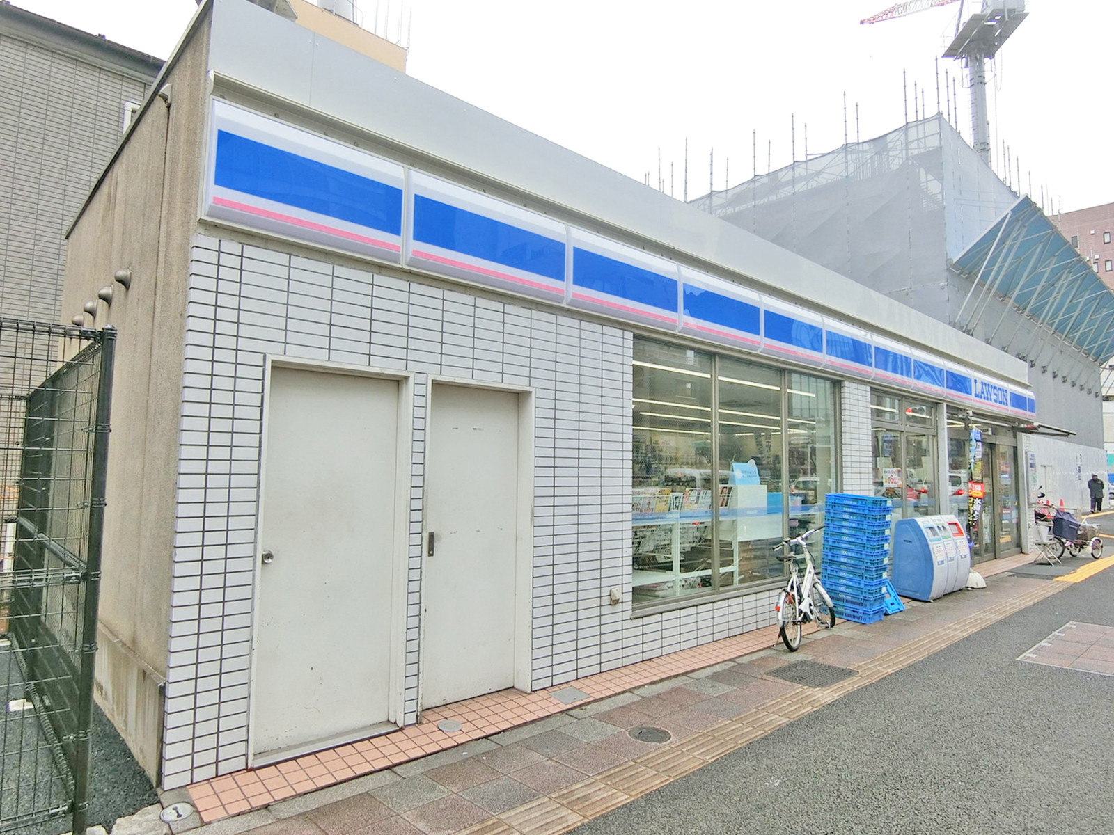 向かいのローソン