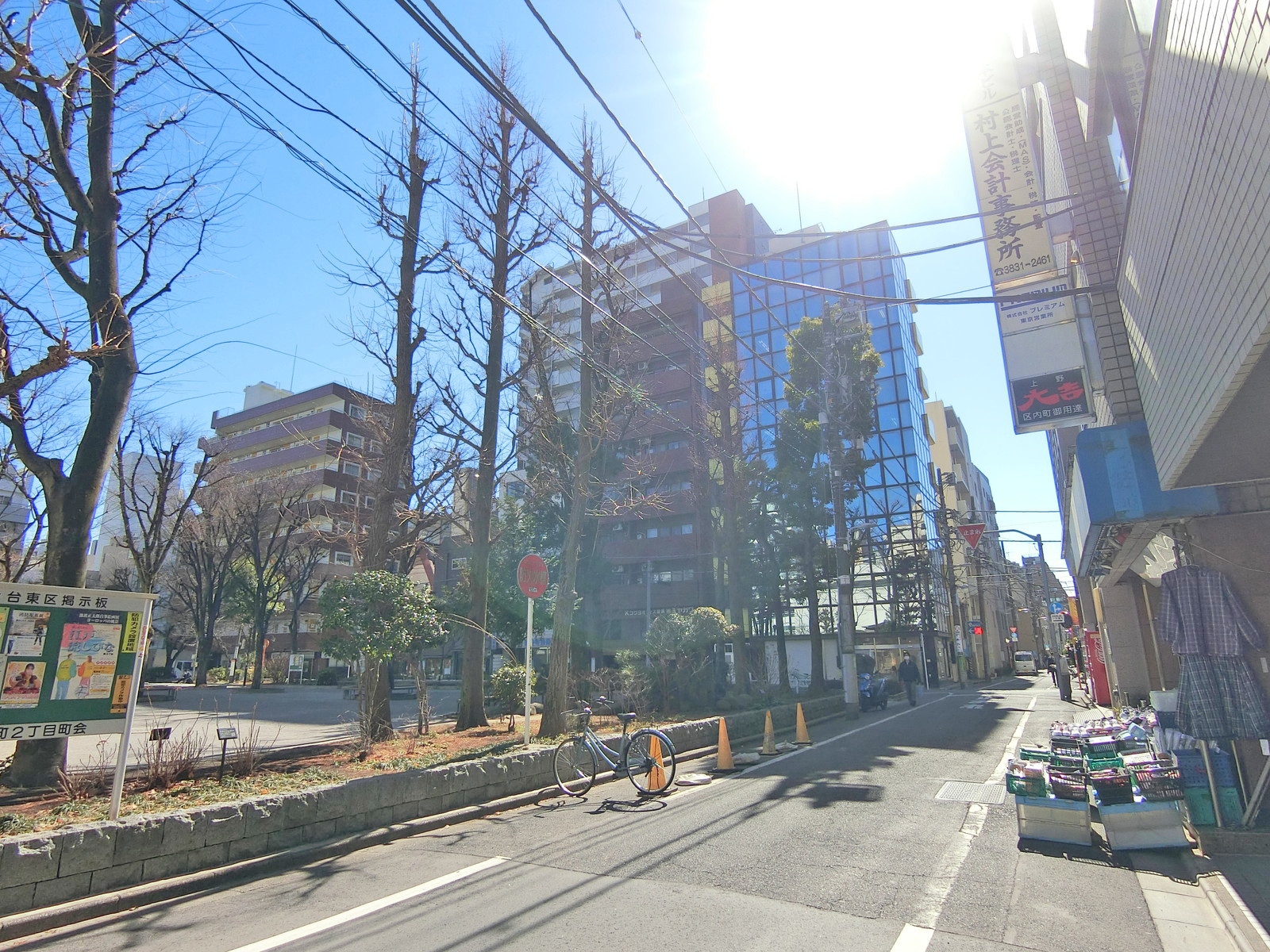 周辺はオフィスや店舗が多いエリア