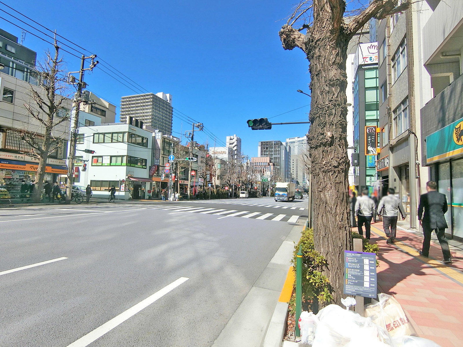 VORT神保町2前面の白山通り