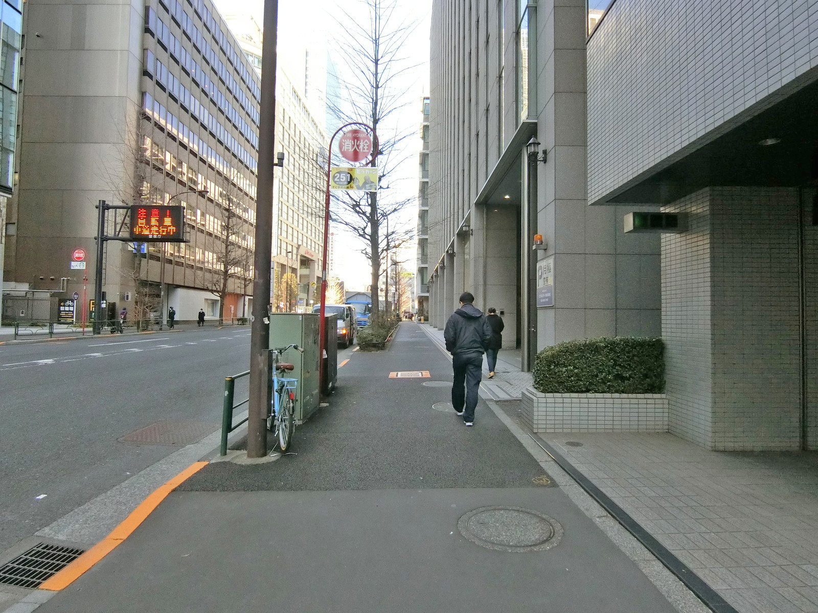 南新宿SKビル前面の通り