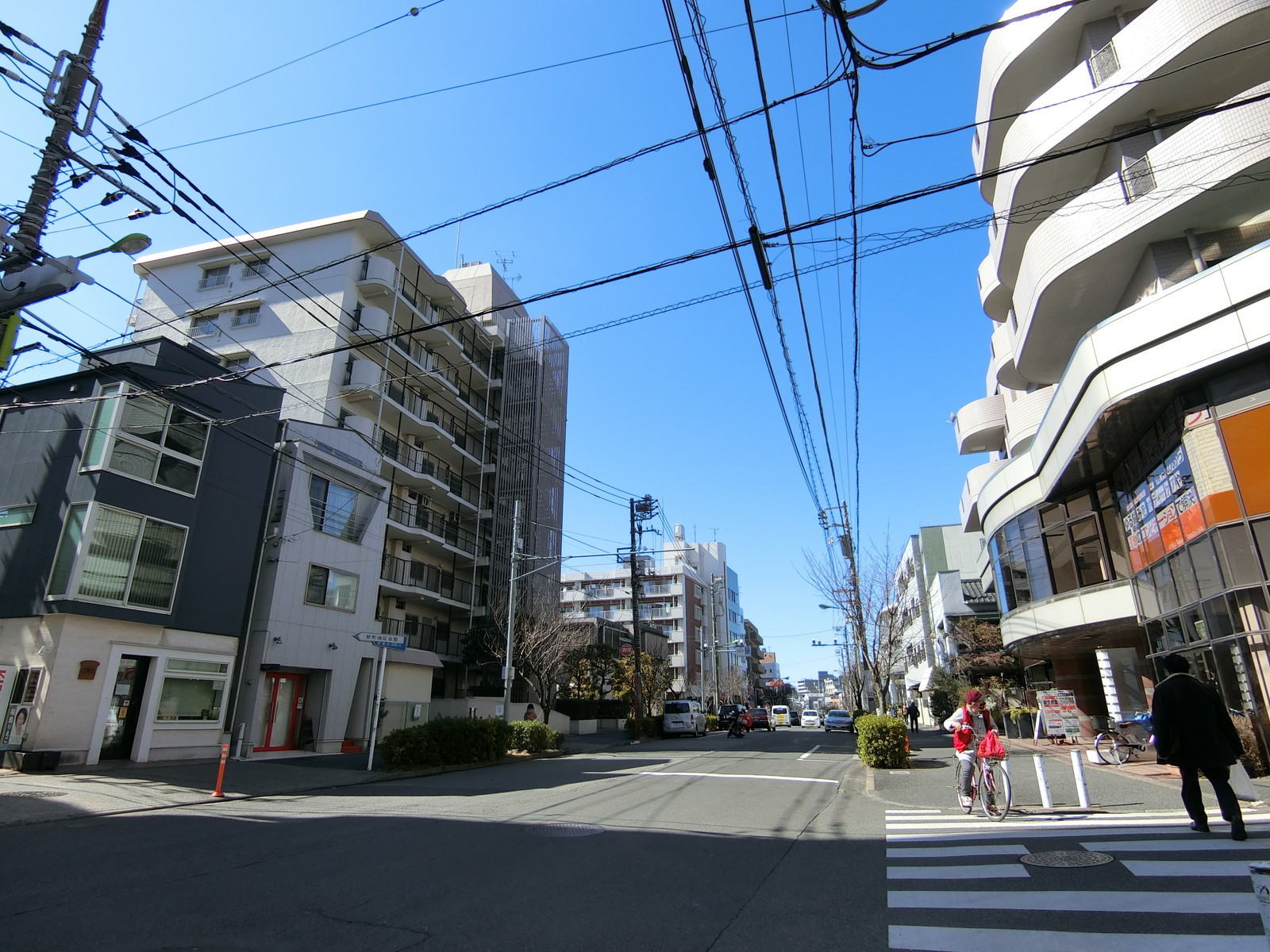 ヴェルジェ桜新町前面の通り