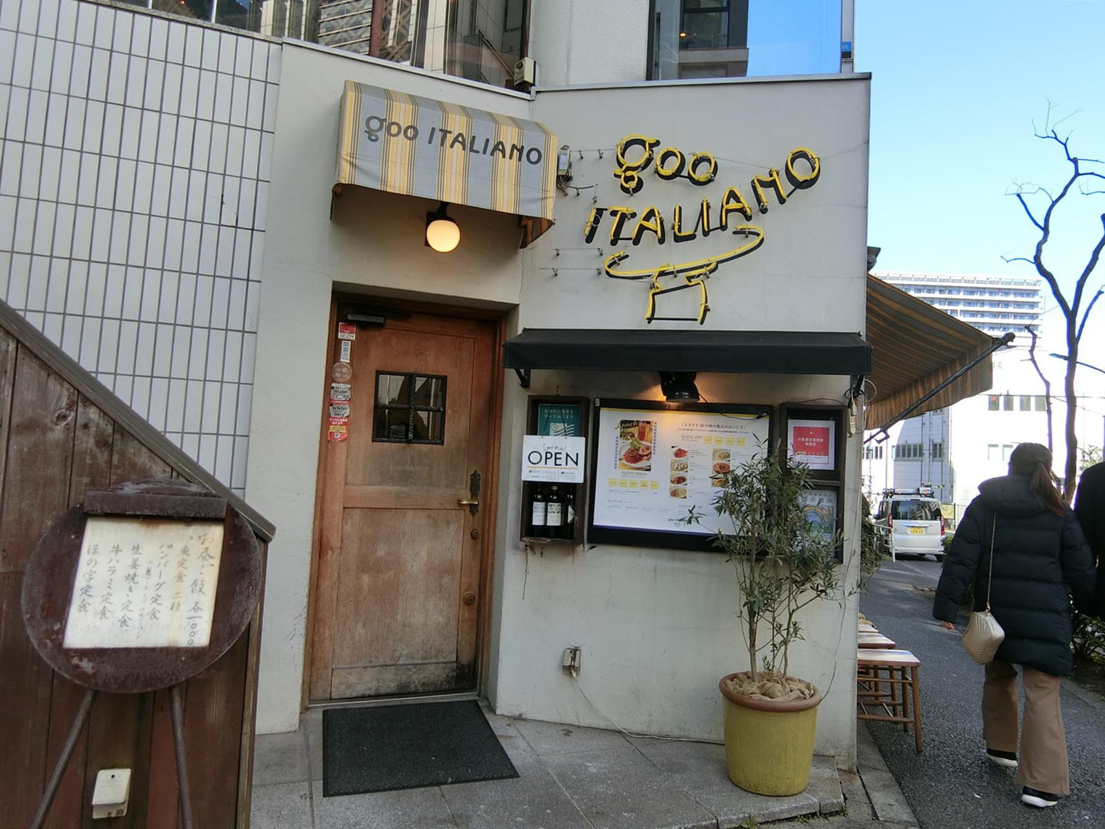 付近には飲食店が点在