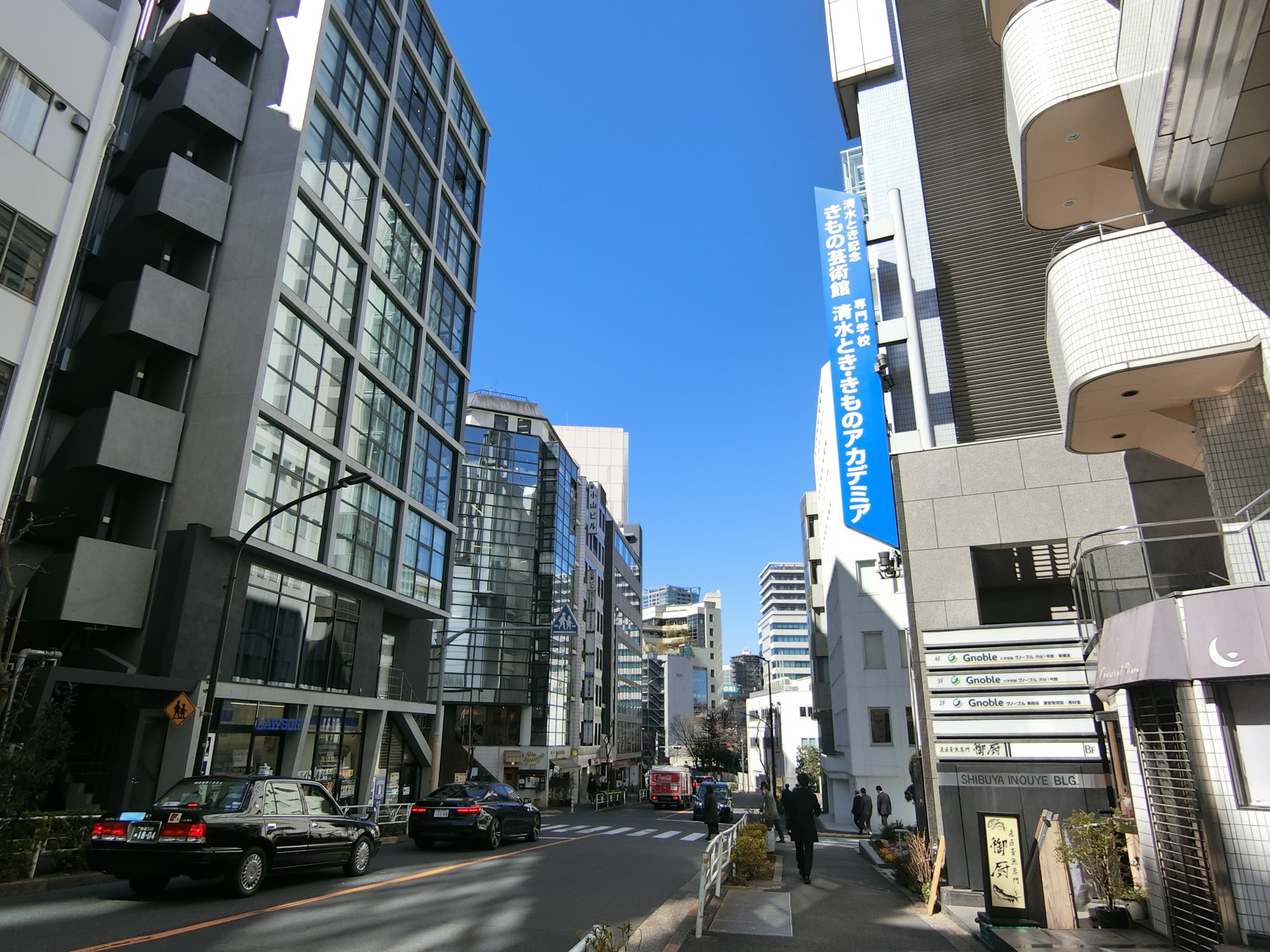 富田ビル前面の美竹通り