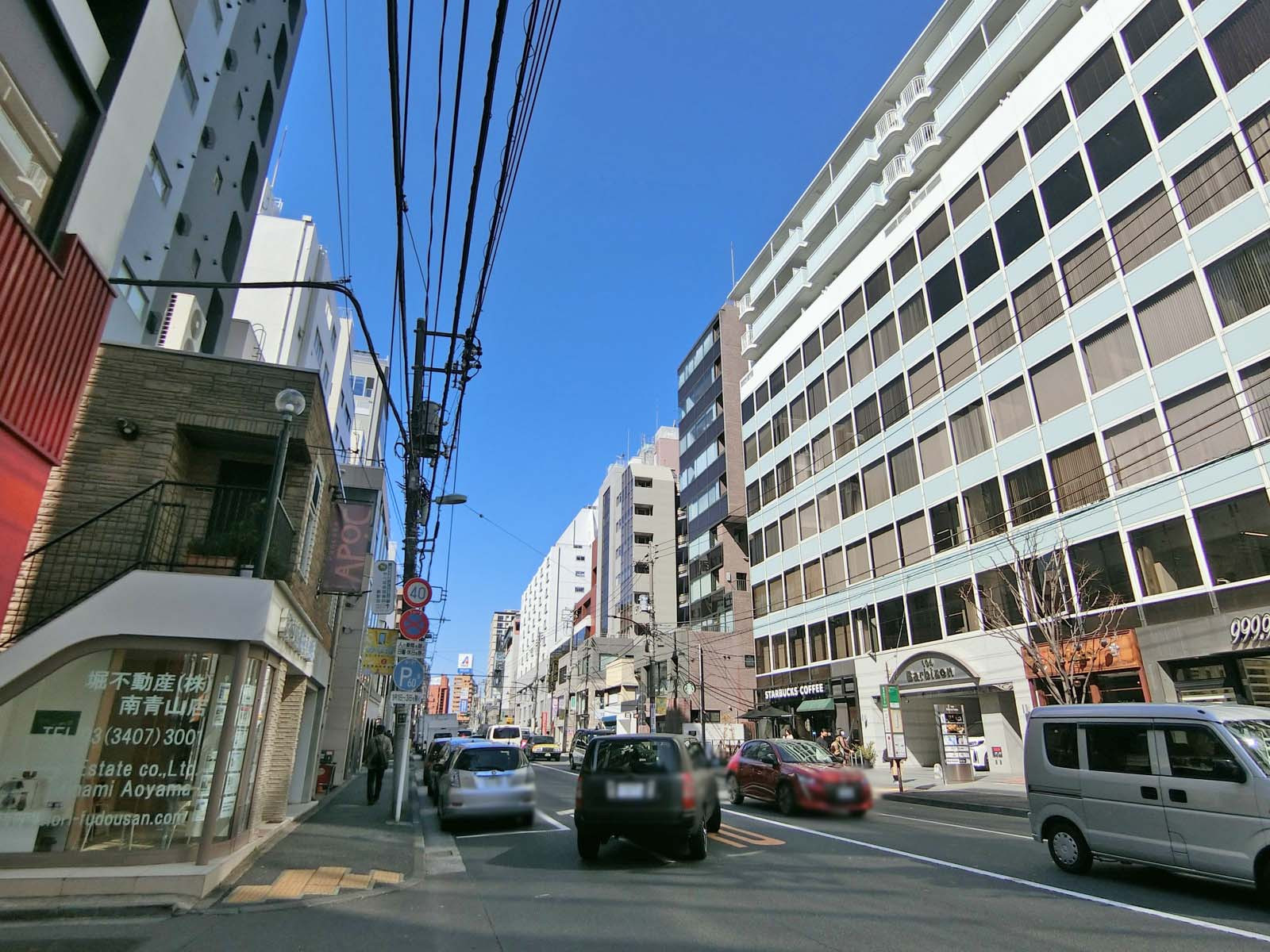YHT南青山ビル前面の骨董通り