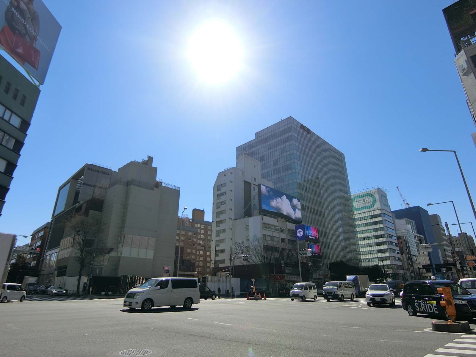 青山Sceneビル前面の表参道交差点