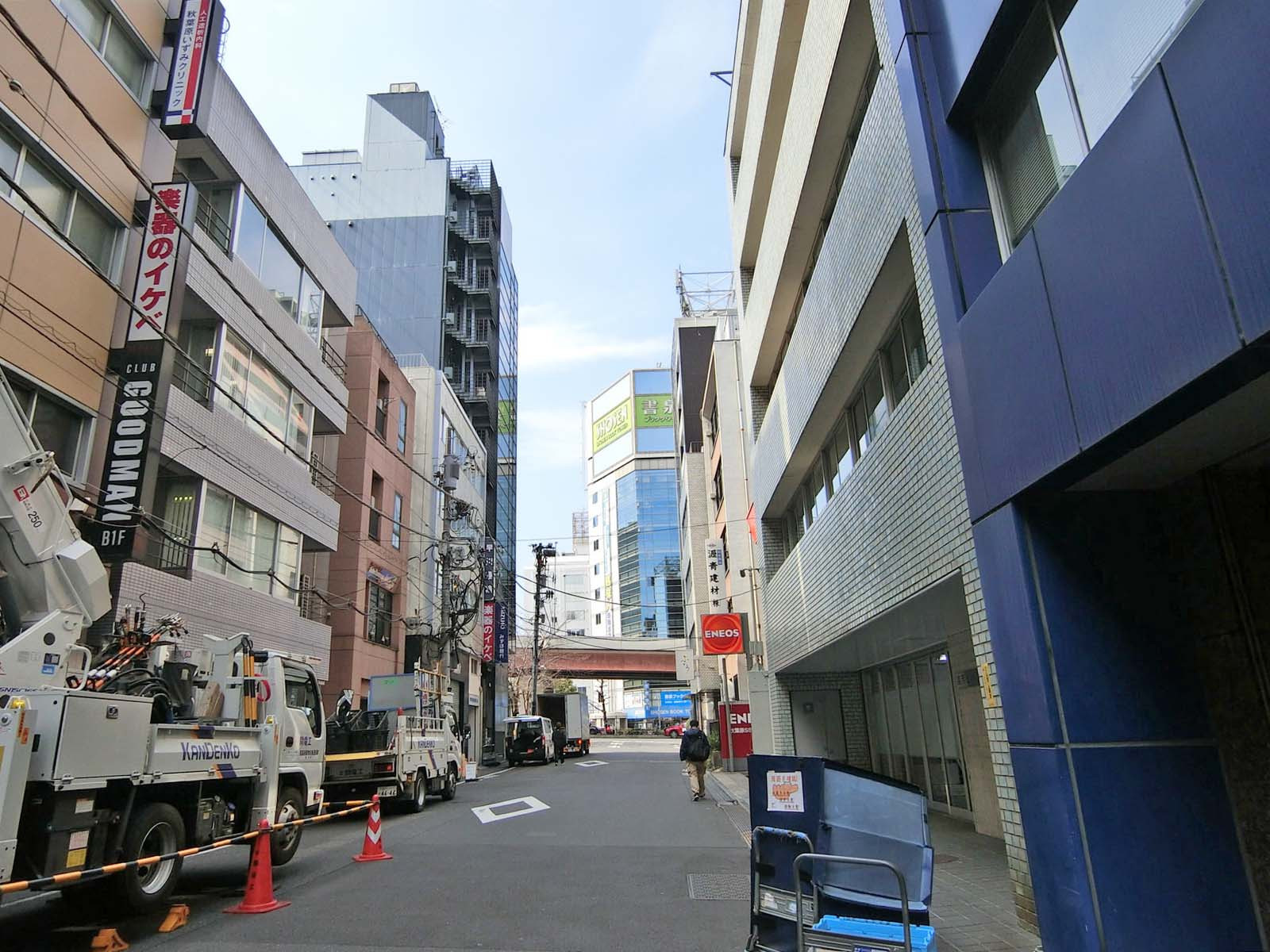 周辺は落ち着いたオフィスエリア