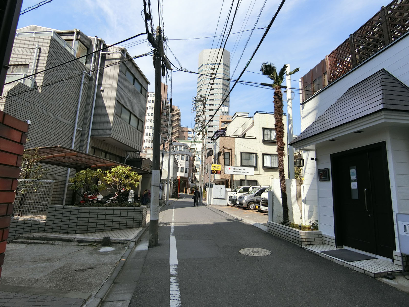 ハント四谷前面の通り