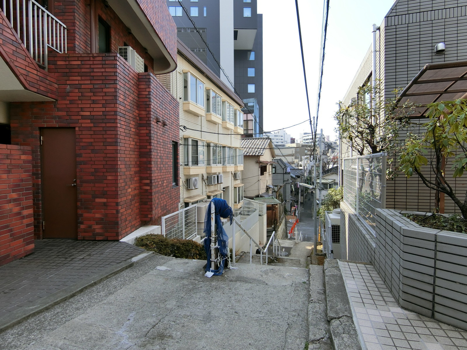 建物脇の階段