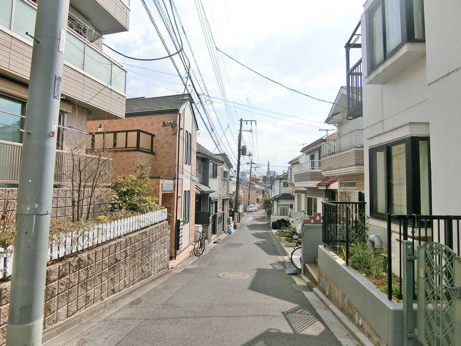 周辺は住宅街