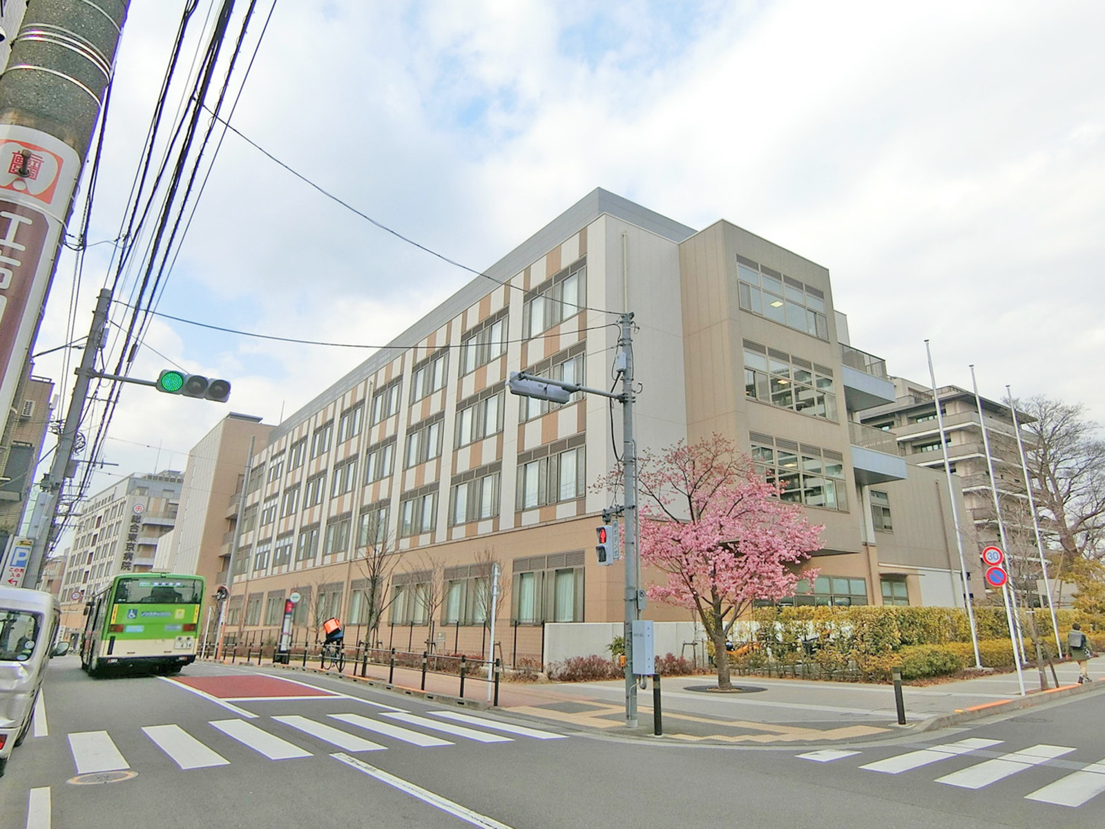 向かいの総合東京病院