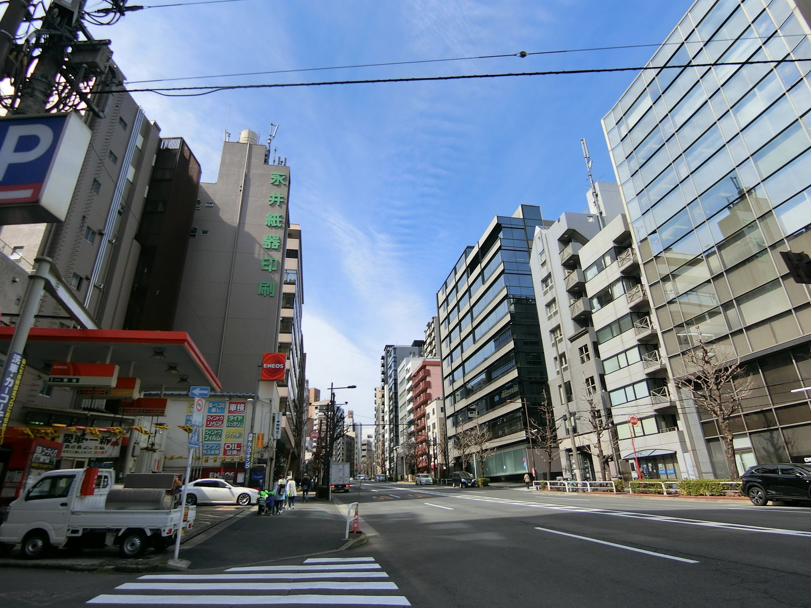 思い出ビル前面の通り