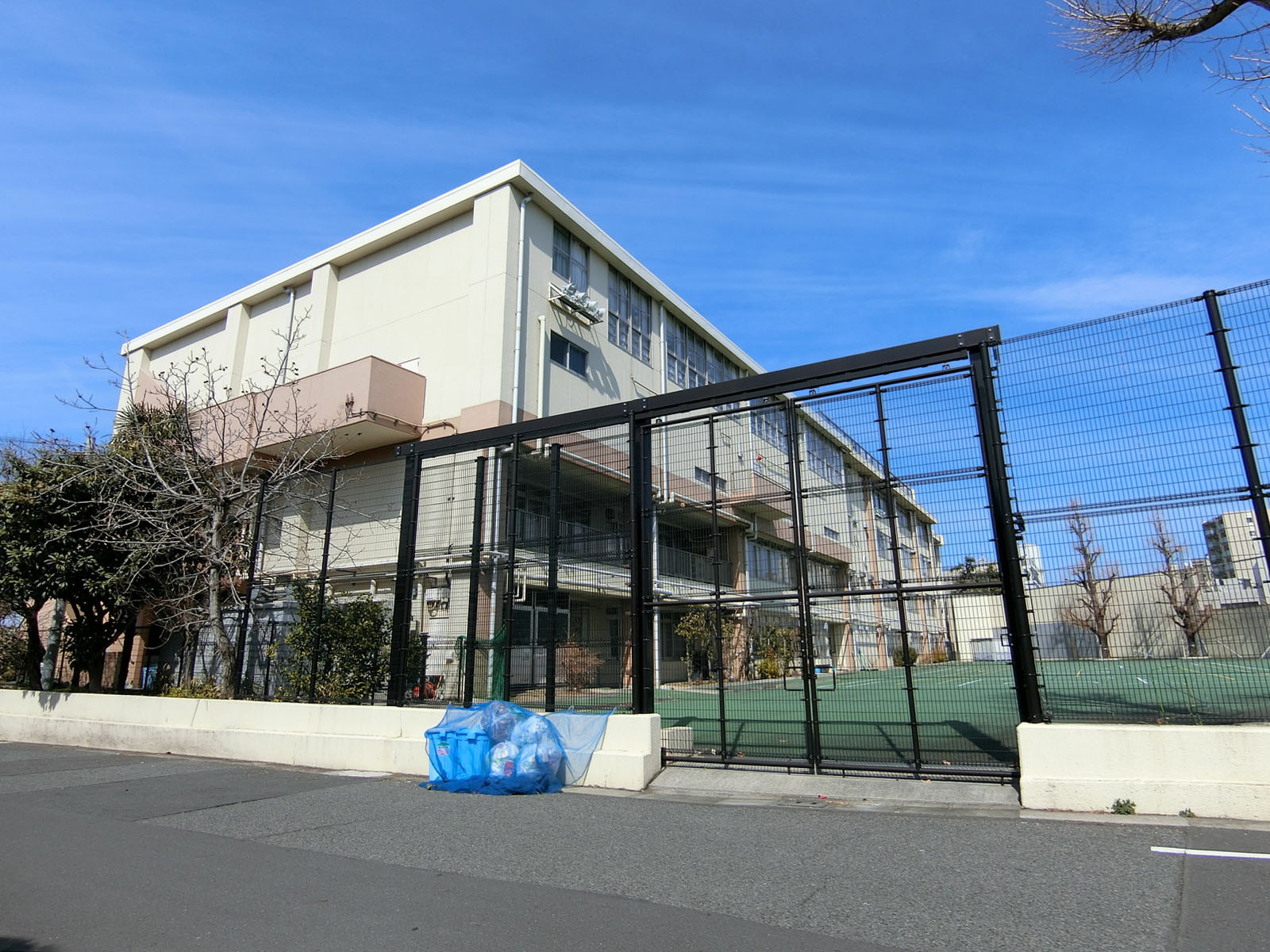 並びの台東区立忍岡中学校