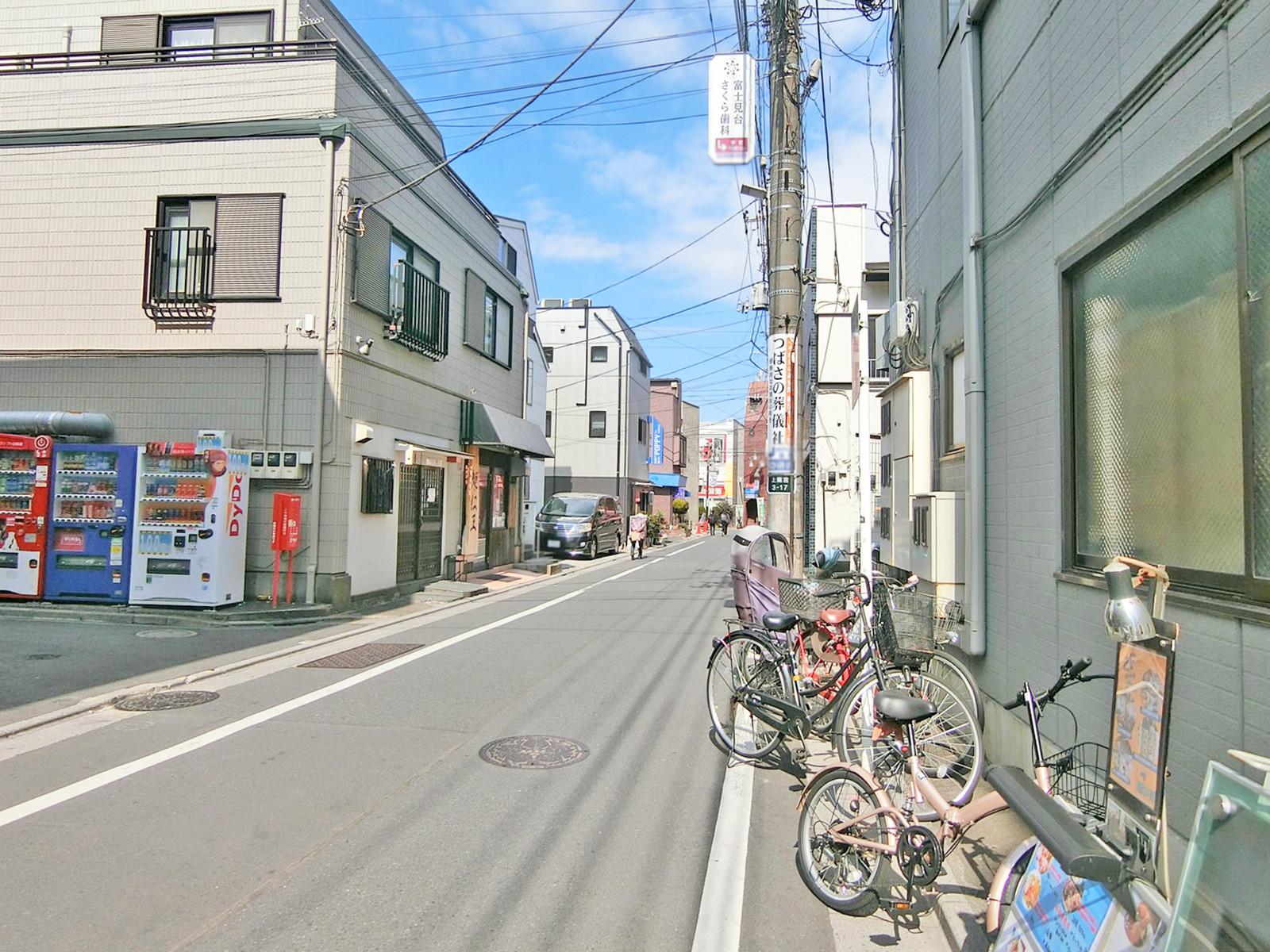 共栄ビル前面の通り