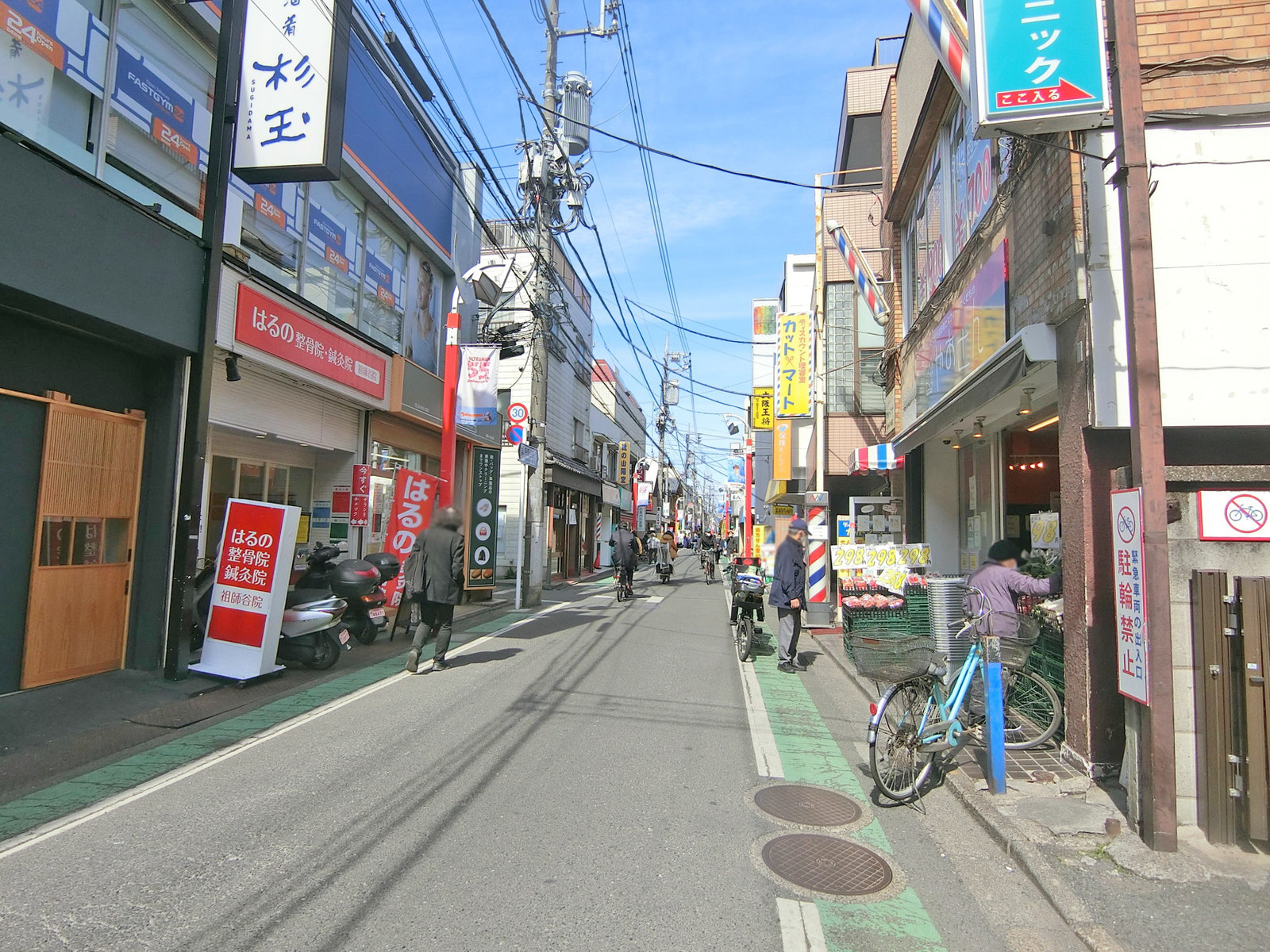 周辺は店舗が多いエリア