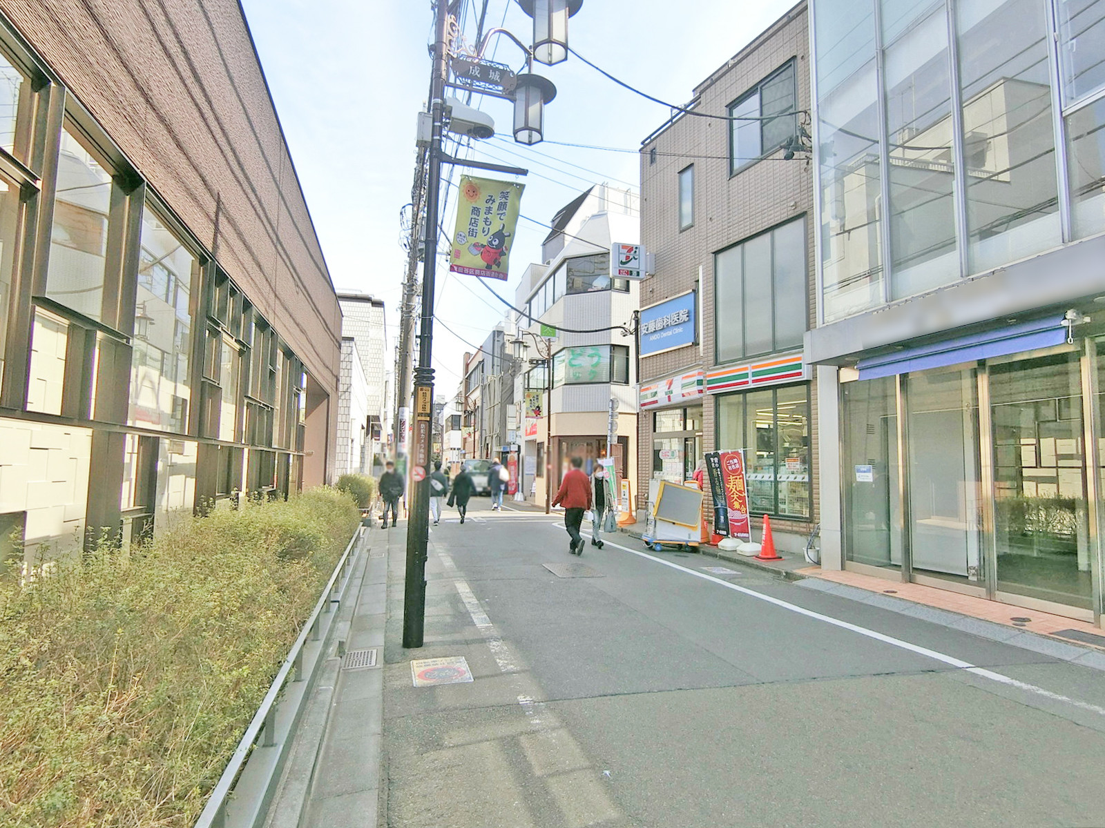 成城6丁⽬ビル前面の通り