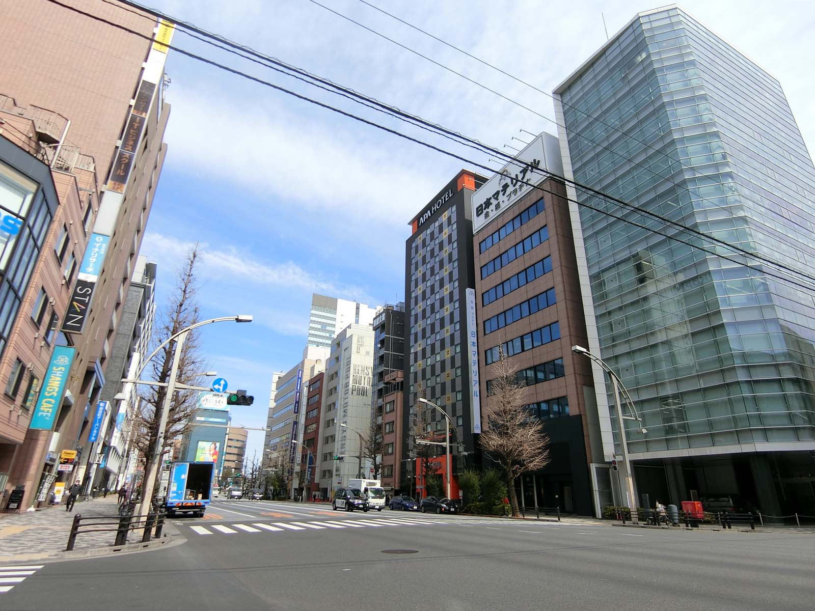 日東ビル前面の中央通り