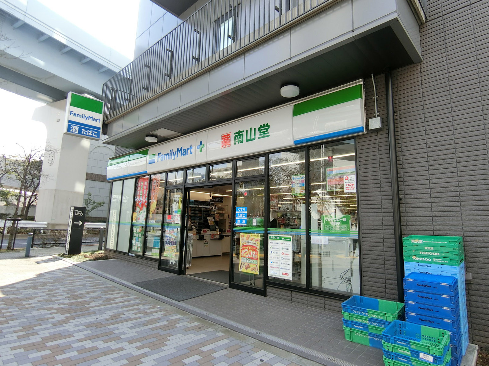 徒歩3分のファミリーマート 南山堂竹芝駅前店