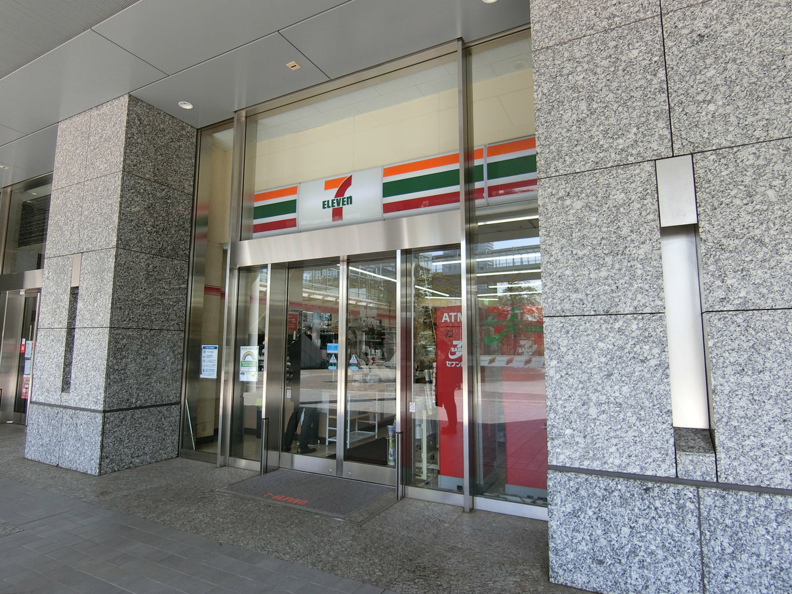 隣のセブンイレブン 港区海岸1丁目店
