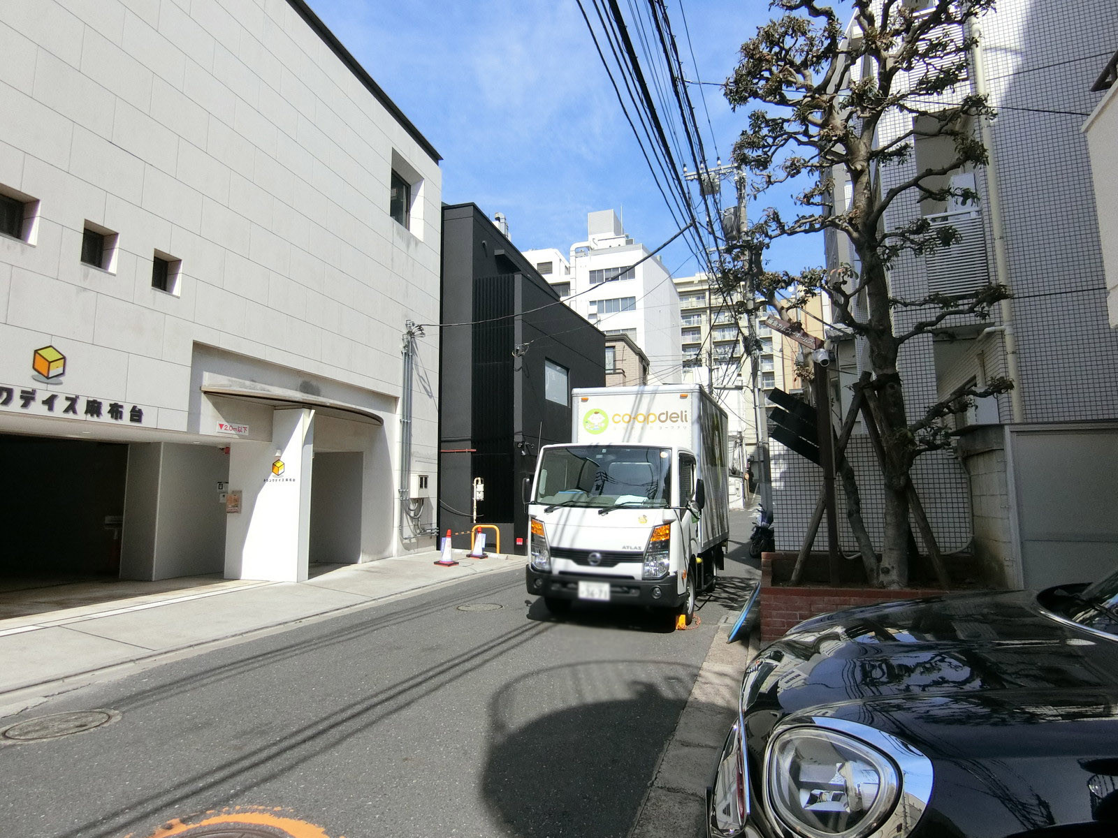飯倉カムフィーホームズ前面の通り