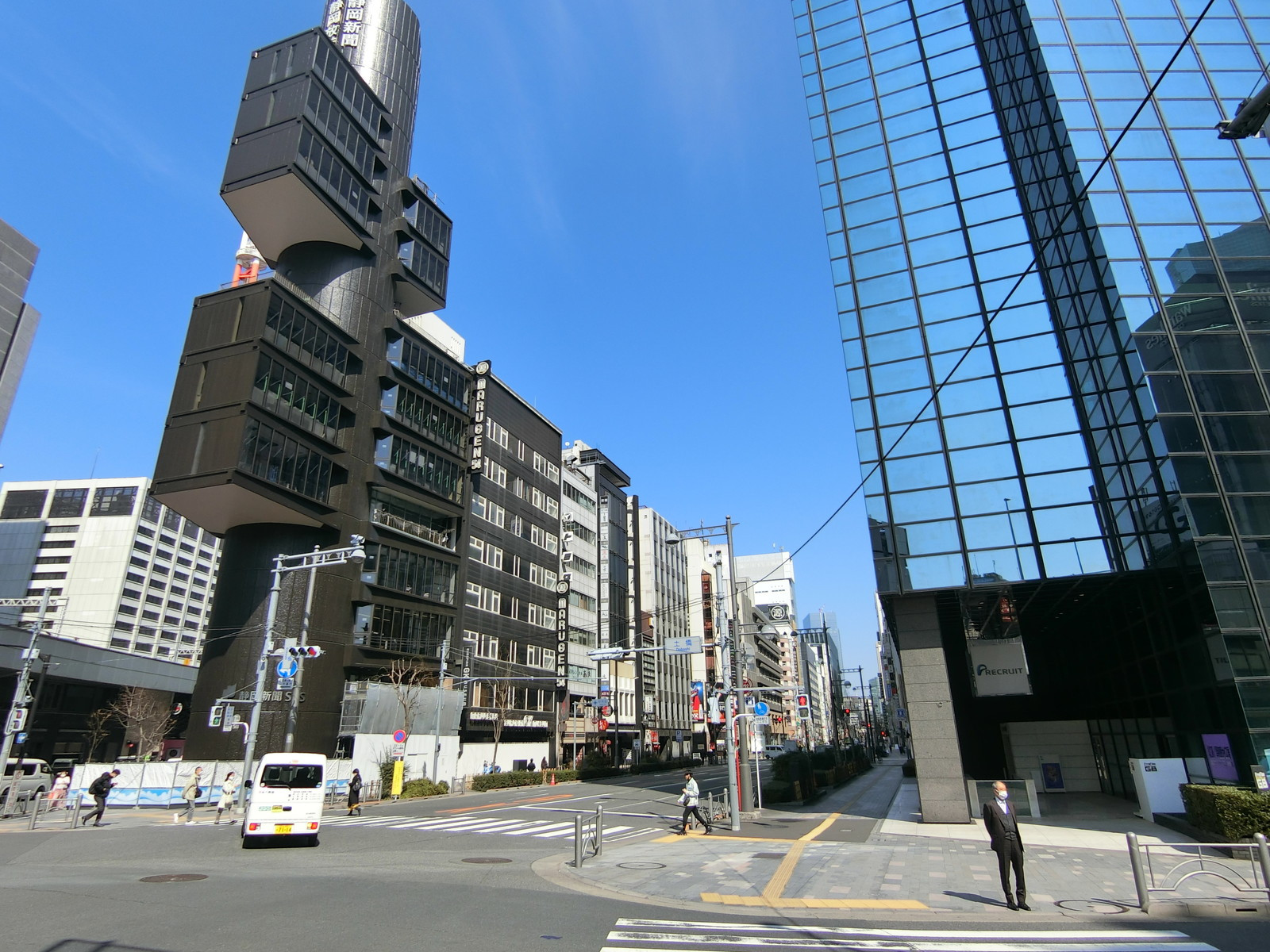 オフィスビル前面の外堀通り