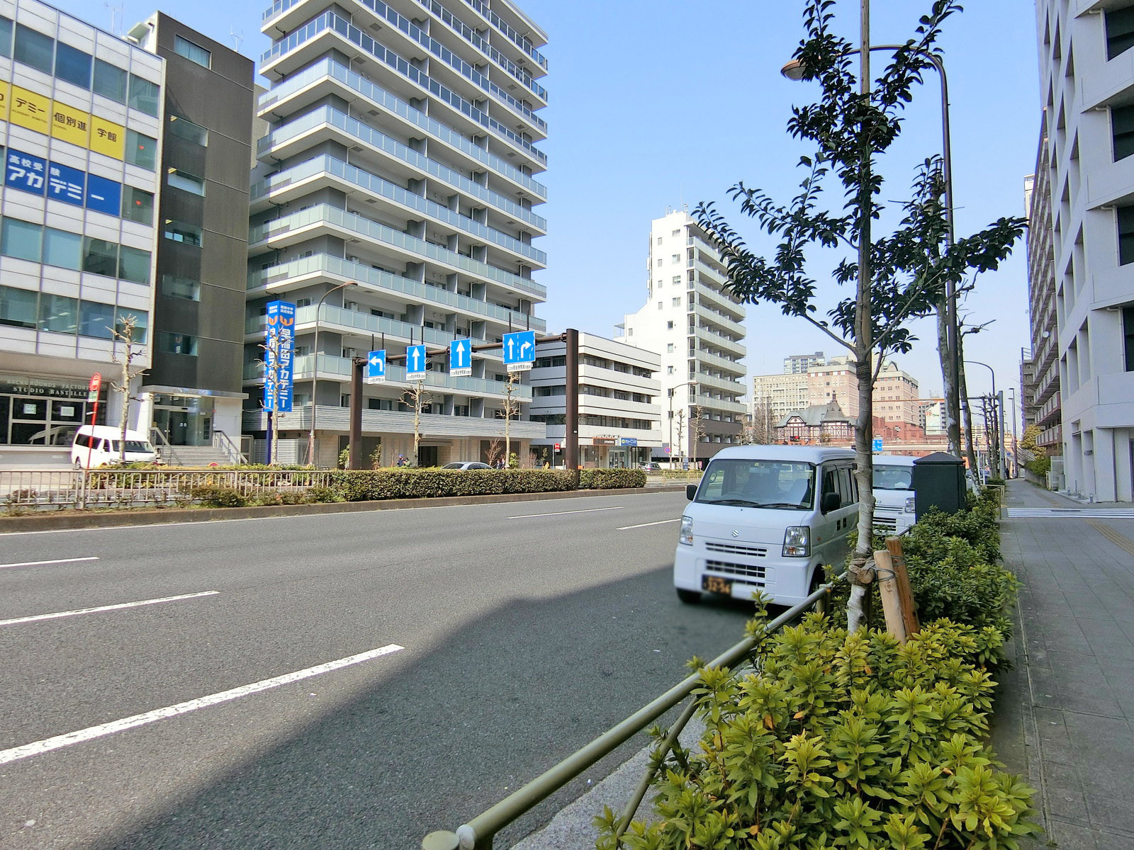 高輪偕成ビル前面の桜田通り