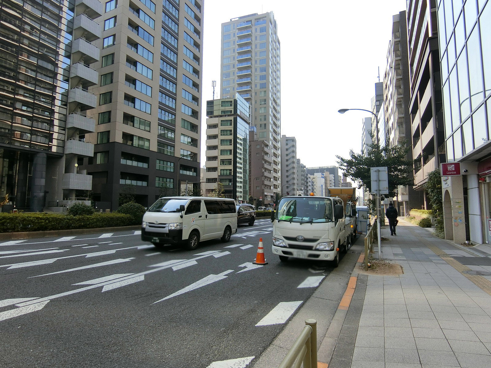 グリーンオーク高輪台前面の桜田通り