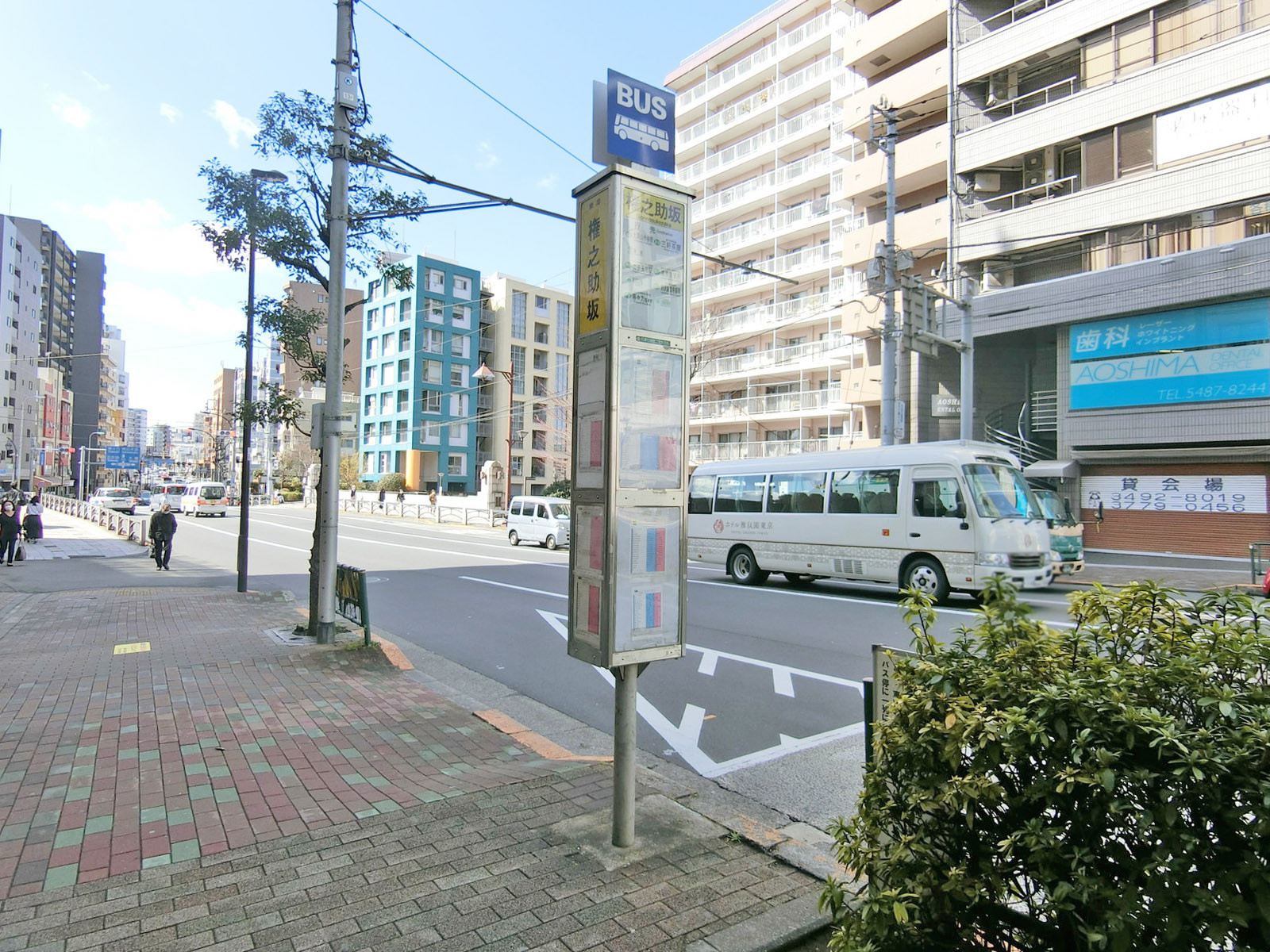 ビル前のバス停「権之助坂」
