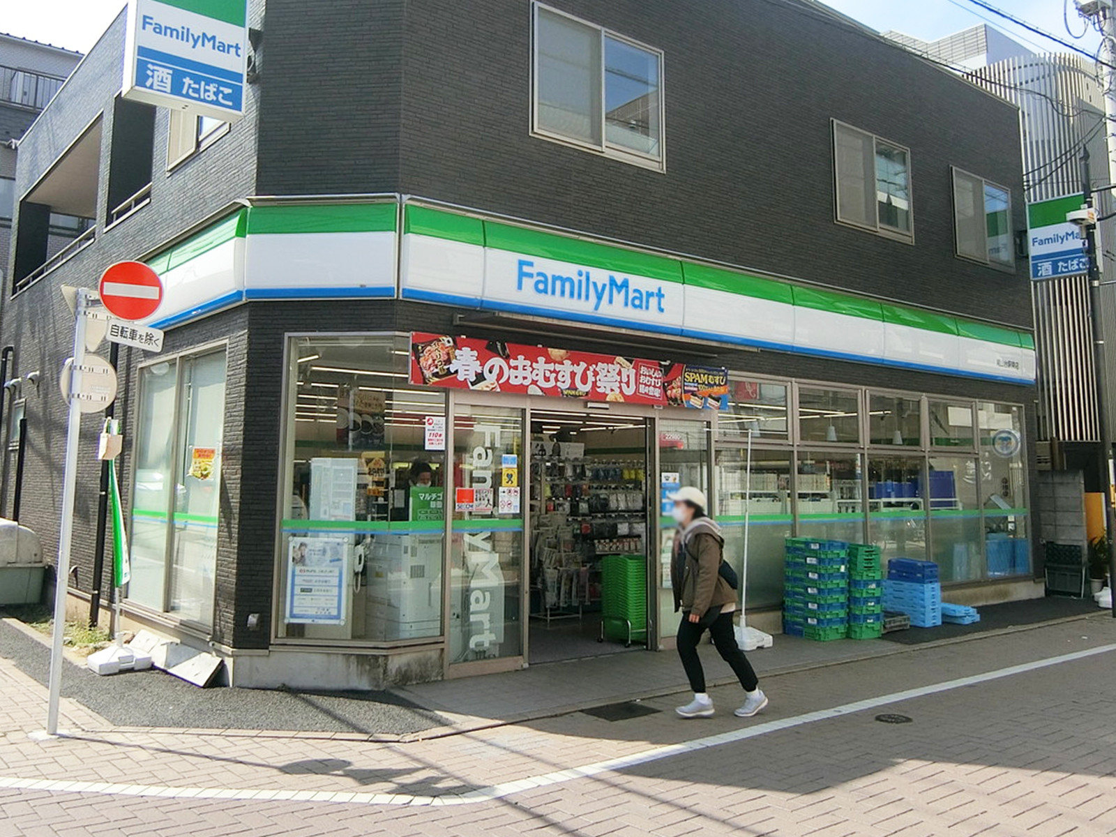 徒歩2分のファミリーマート