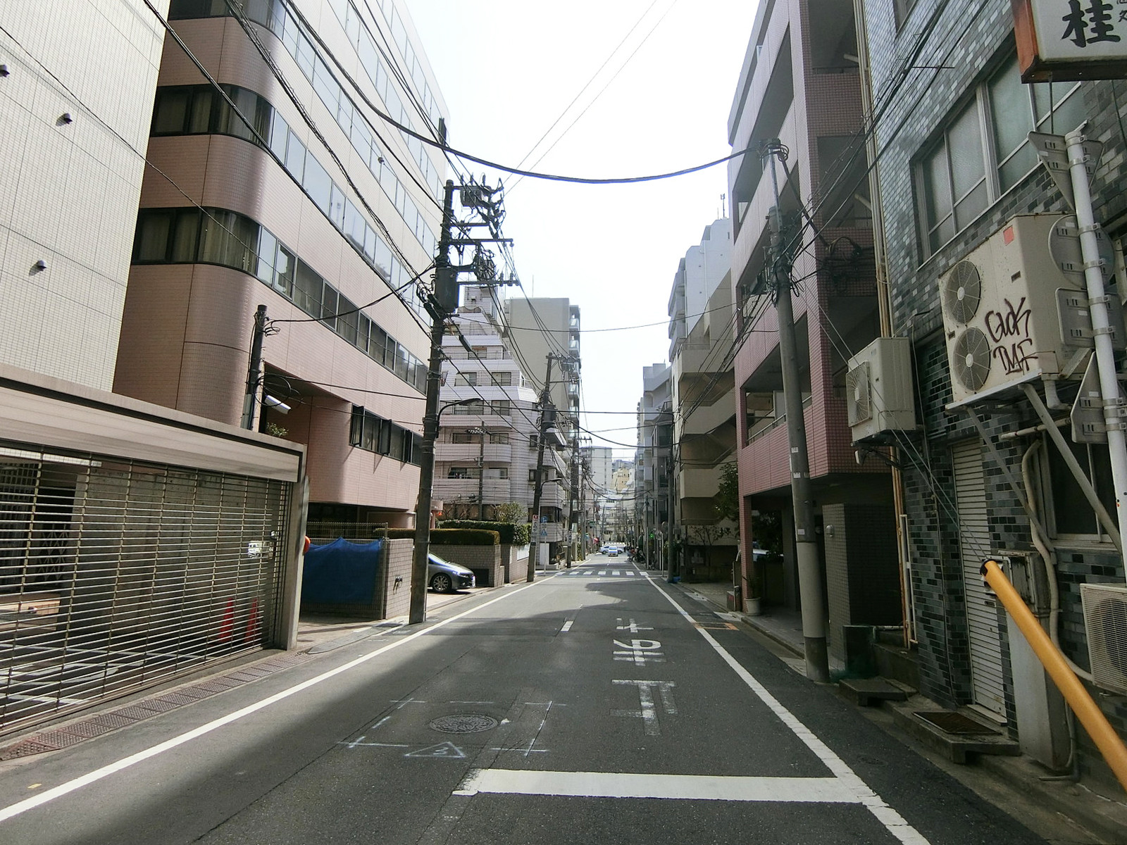周辺はオフィスビル街