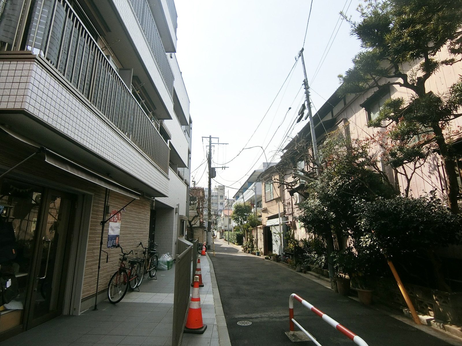 周辺は住宅街
