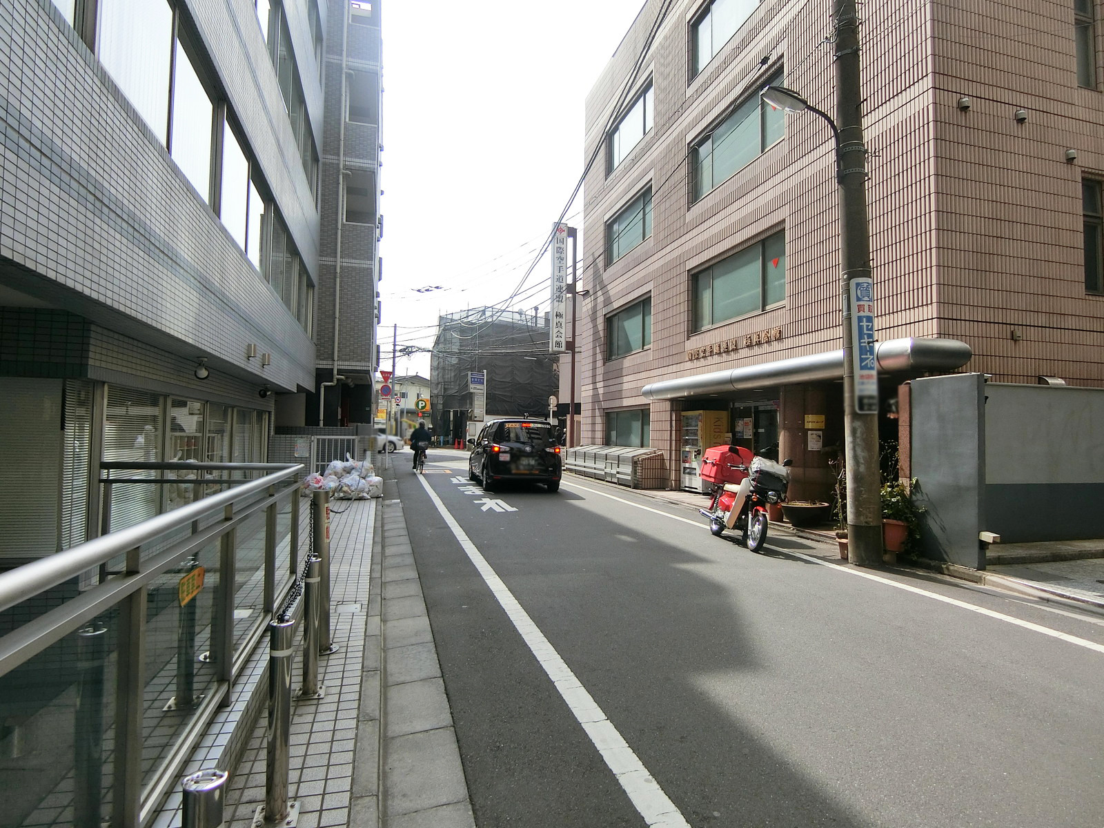 池袋ツルミビル前面の通り