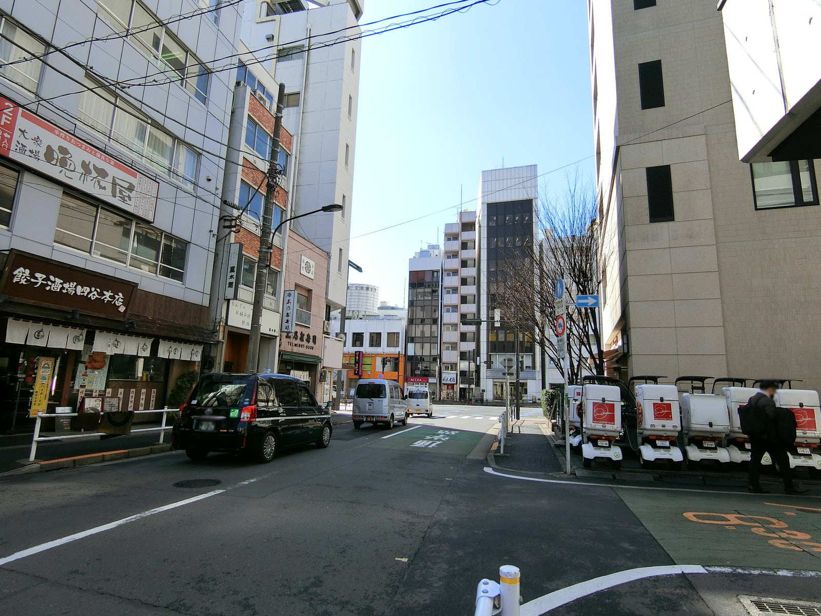 アーバン四谷ビル前面の通り