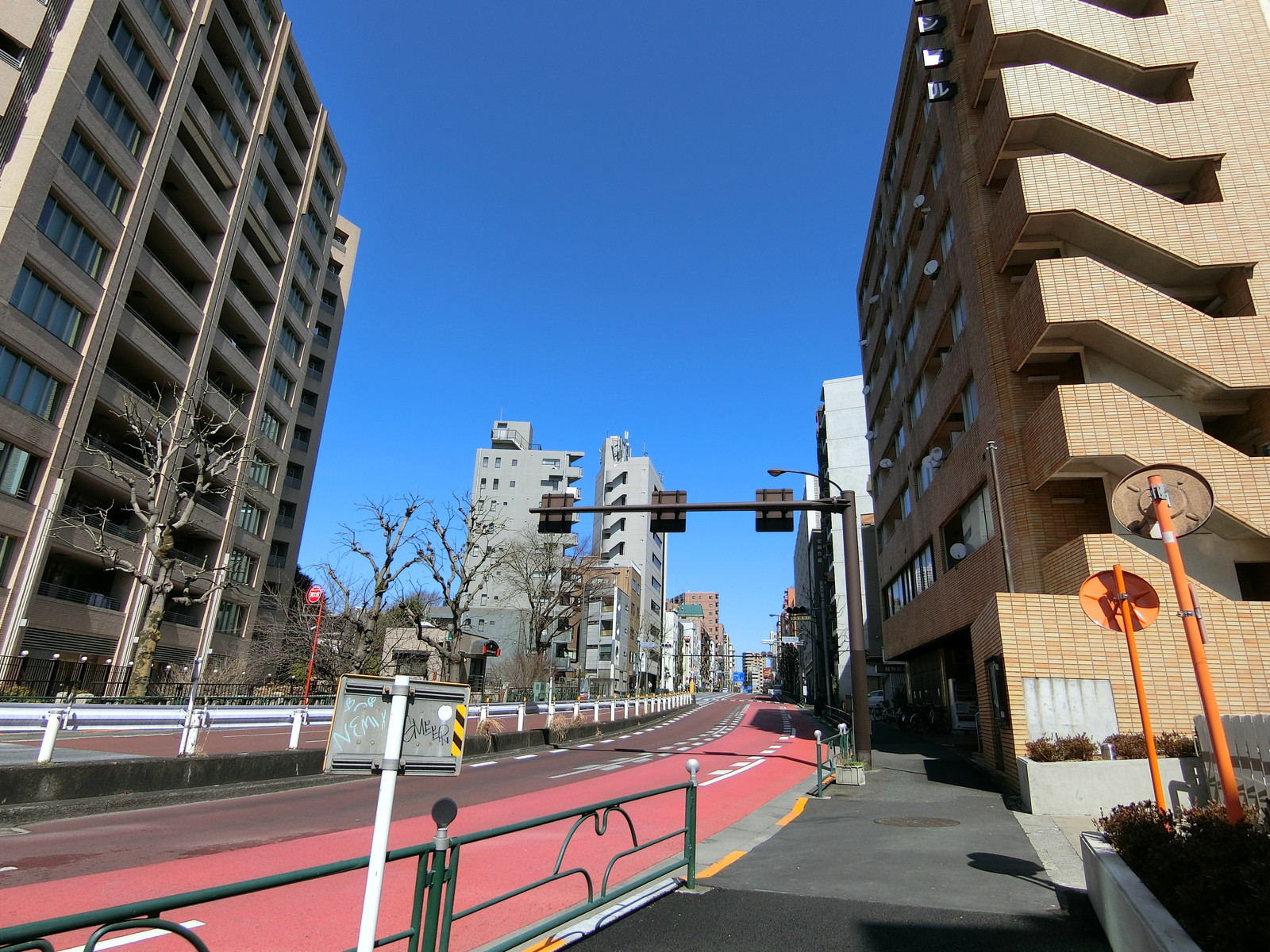プラウド新宿御苑エンパイア前面の通り