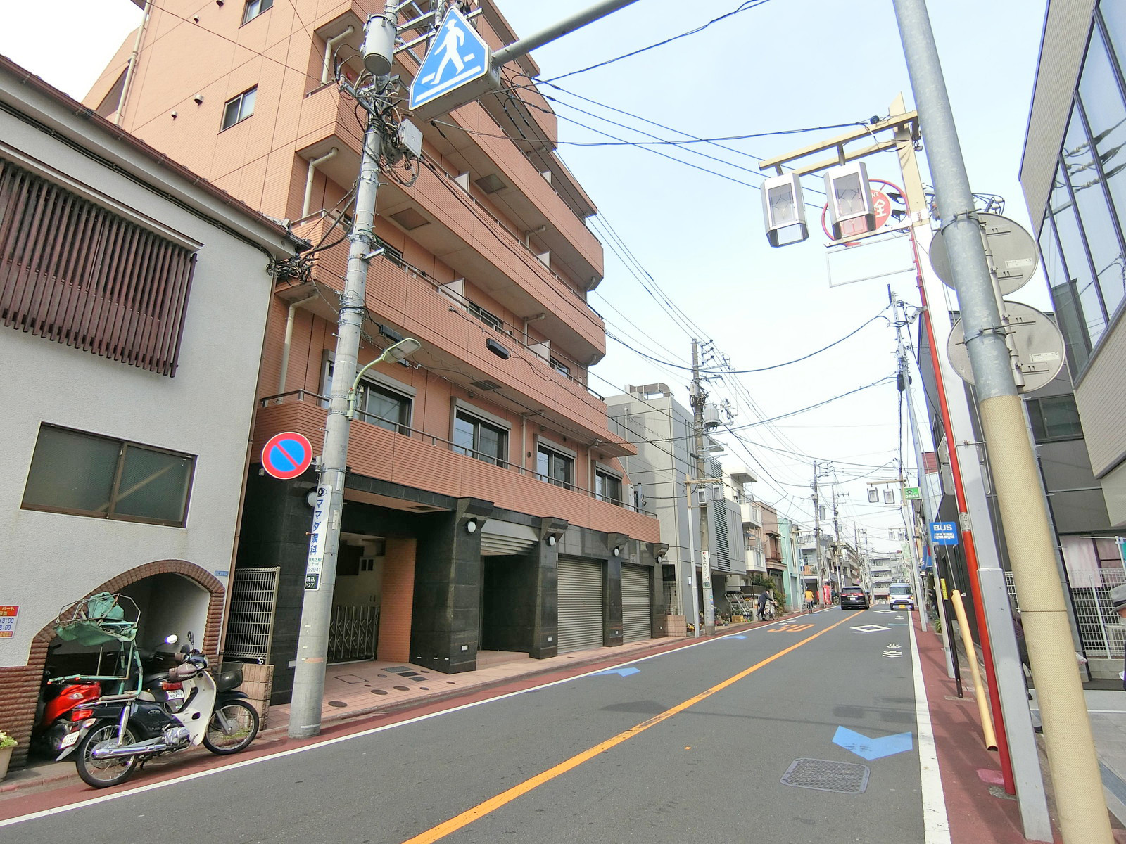 周辺は車通りの多いエリア