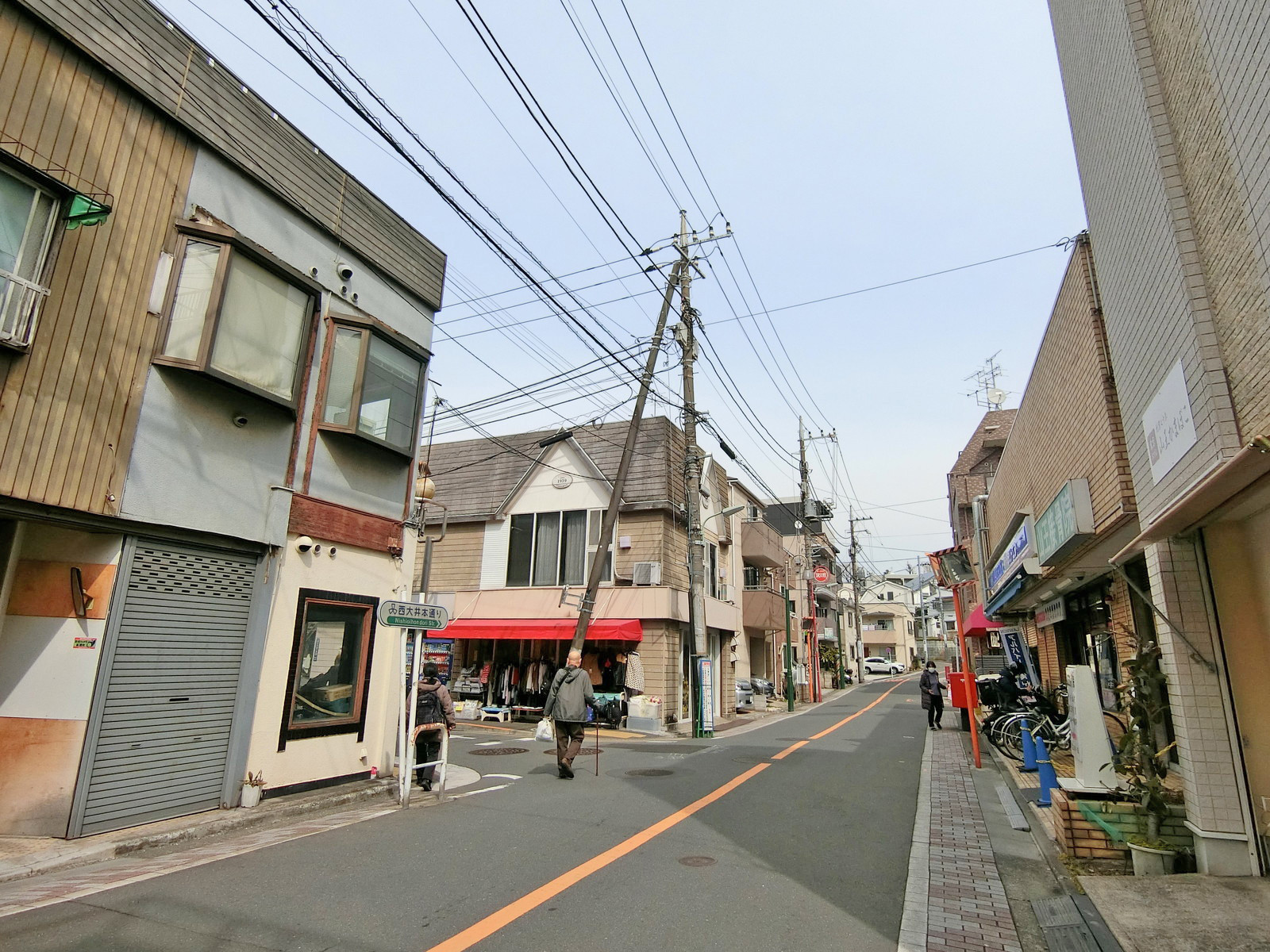 周辺は車通りの多いエリア